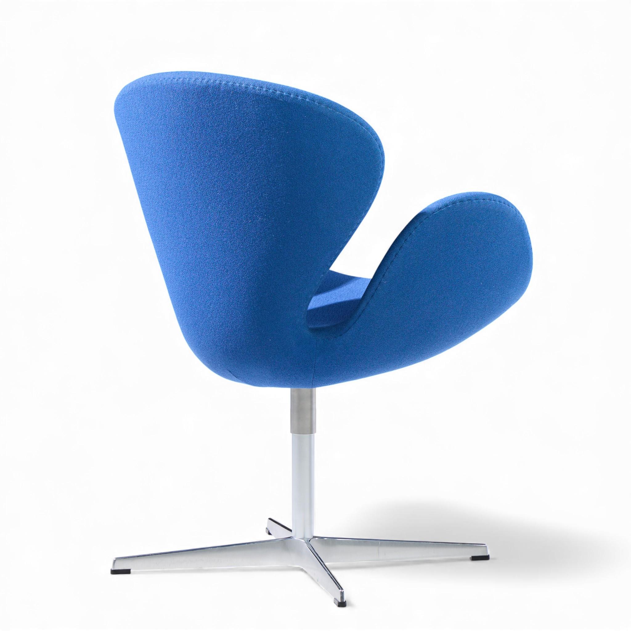 Arne Jacobsen per Fritz Hansen - Set di 4 sedie a cigno di metà secolo in vendita 3