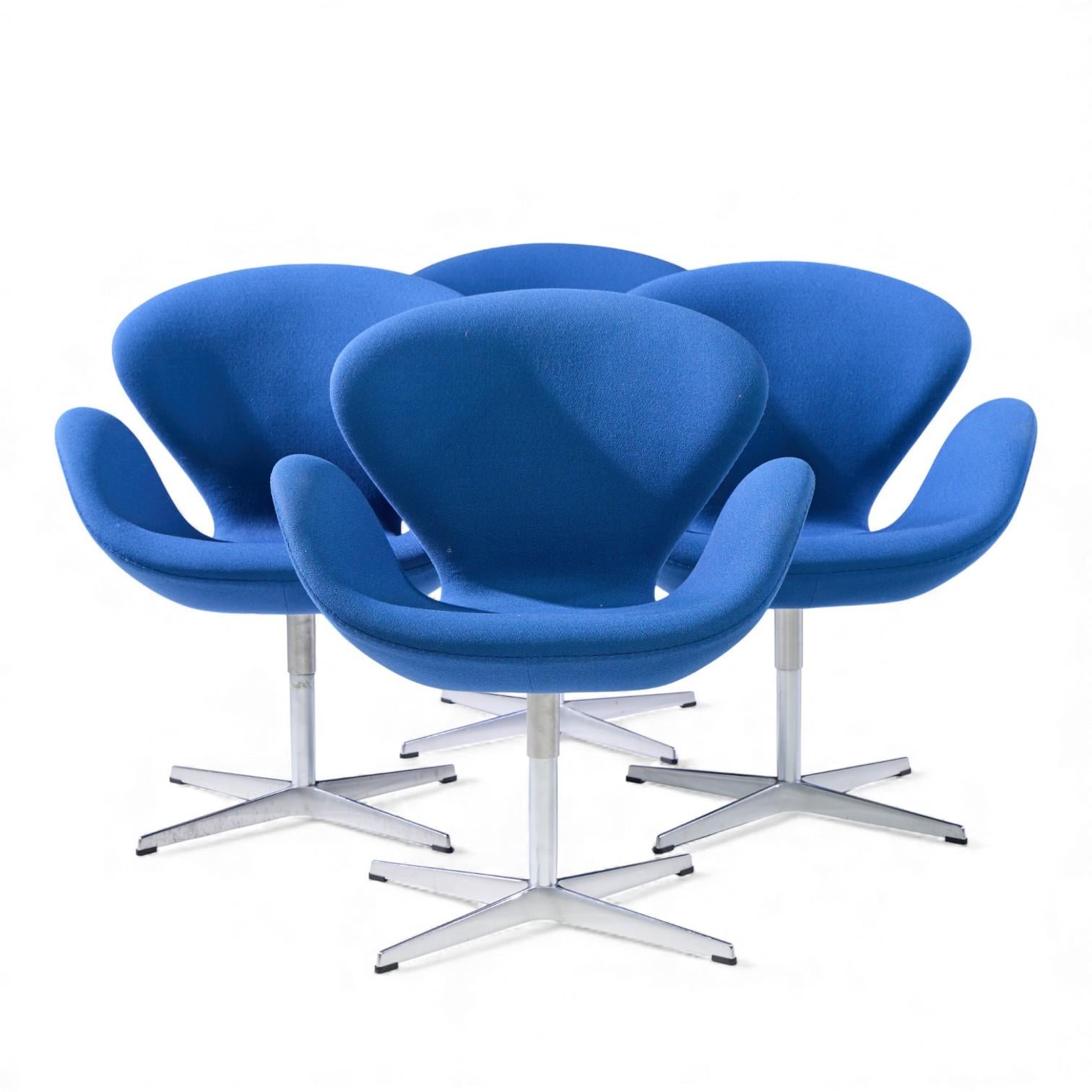 Arne Jacobsen per Fritz Hansen - Set di 4 sedie a cigno di metà secolo

Ogni sedia misura: 29 pollici di larghezza x 25,5 di profondità x 34 di altezza, con un'altezza della seduta di 19 e un'altezza dei braccioli/spazio della sedia di 26