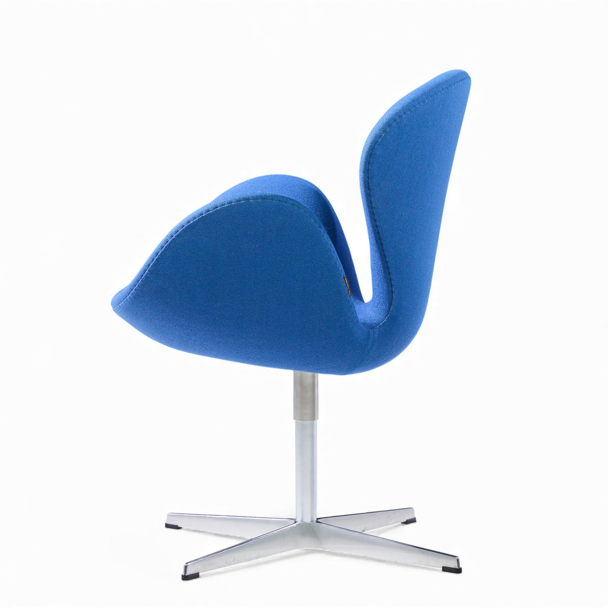 Metallo Arne Jacobsen per Fritz Hansen - Set di 4 sedie a cigno di metà secolo in vendita