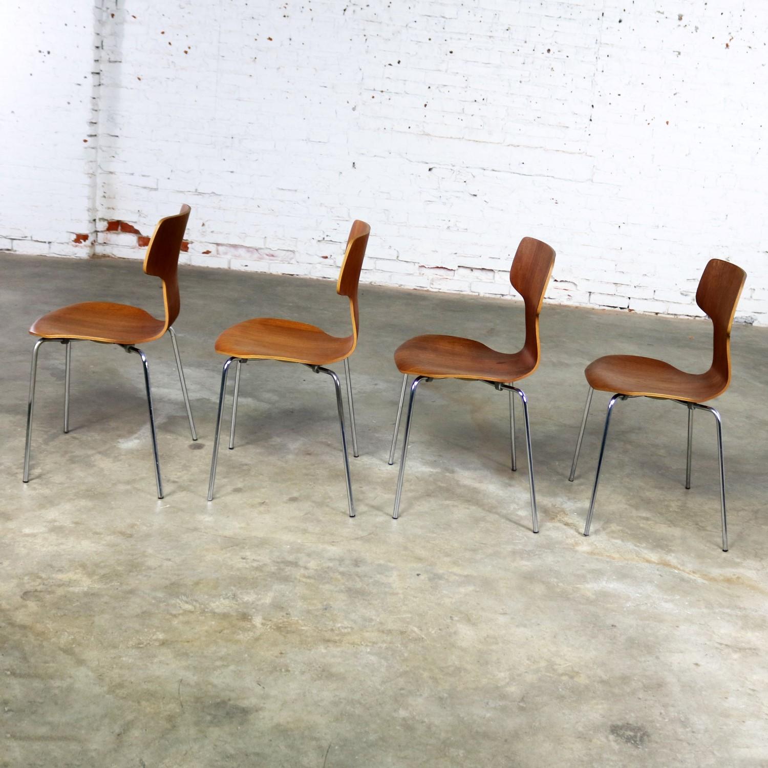 Scandinave moderne Arne Jacobsen pour Fritz Hansen Modèle 3103 Hammer T Chairs Set of Four