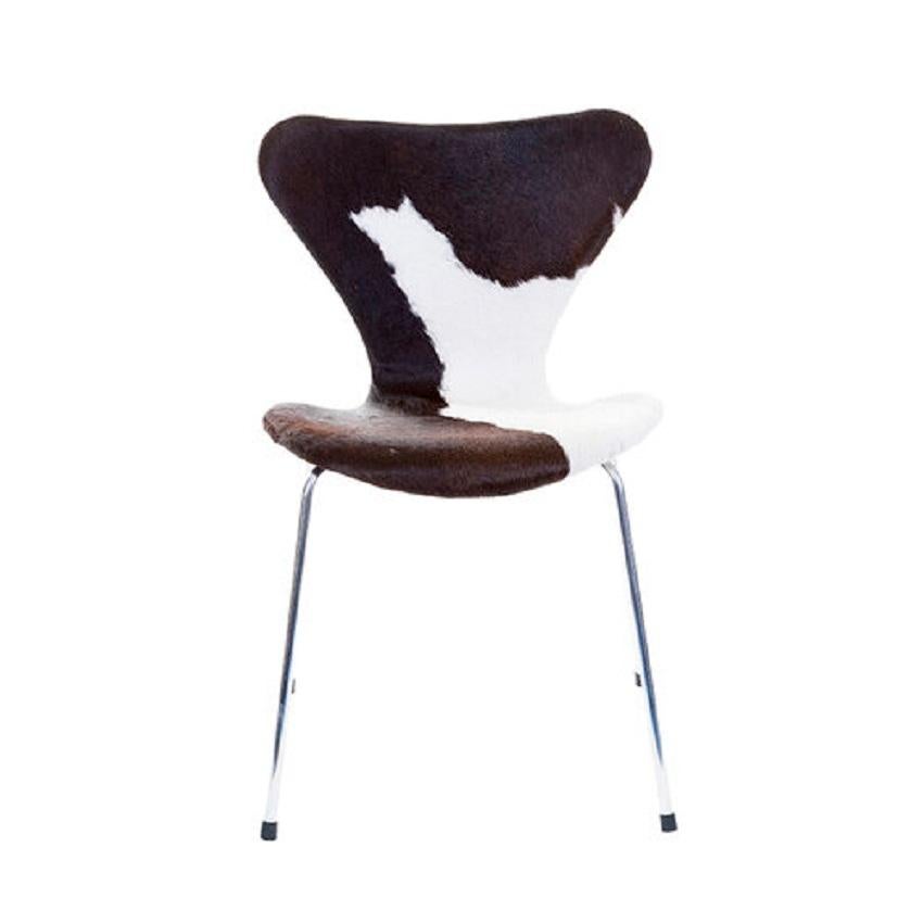 Arne Jacobsen for Fritz Hansen Model 3107 Cowhide Chairs, Set of 6 In Good Condition In New York, NY