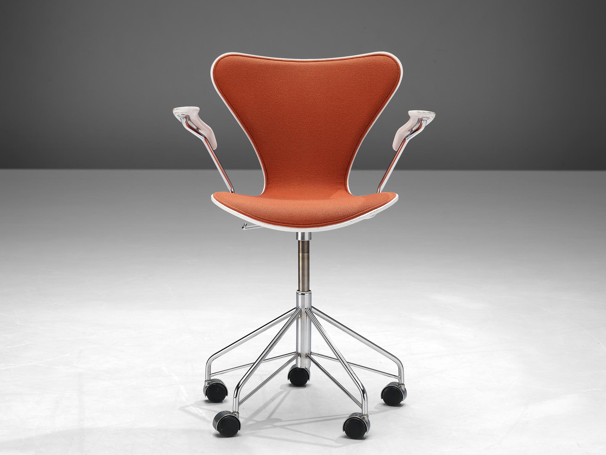 Arne Jacobsen pour Fritz Hansen, chaise de bureau modèle '3217', bois, tissu, métal chromé, plastique, Danemark, conçu en 1955, production ultérieure

Cette chaise de bureau d'Arne Jacobsen fait partie de la série numéro 7 qu'il a conçue en 1955. La