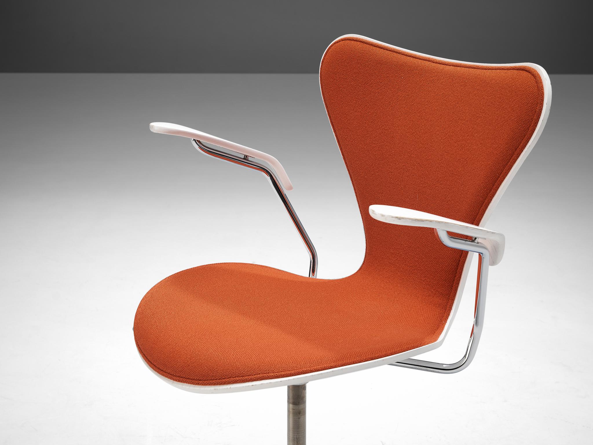 Arne Jacobsen für Fritz Hansen, Bürostuhl mit roter Polsterung  (Skandinavische Moderne) im Angebot