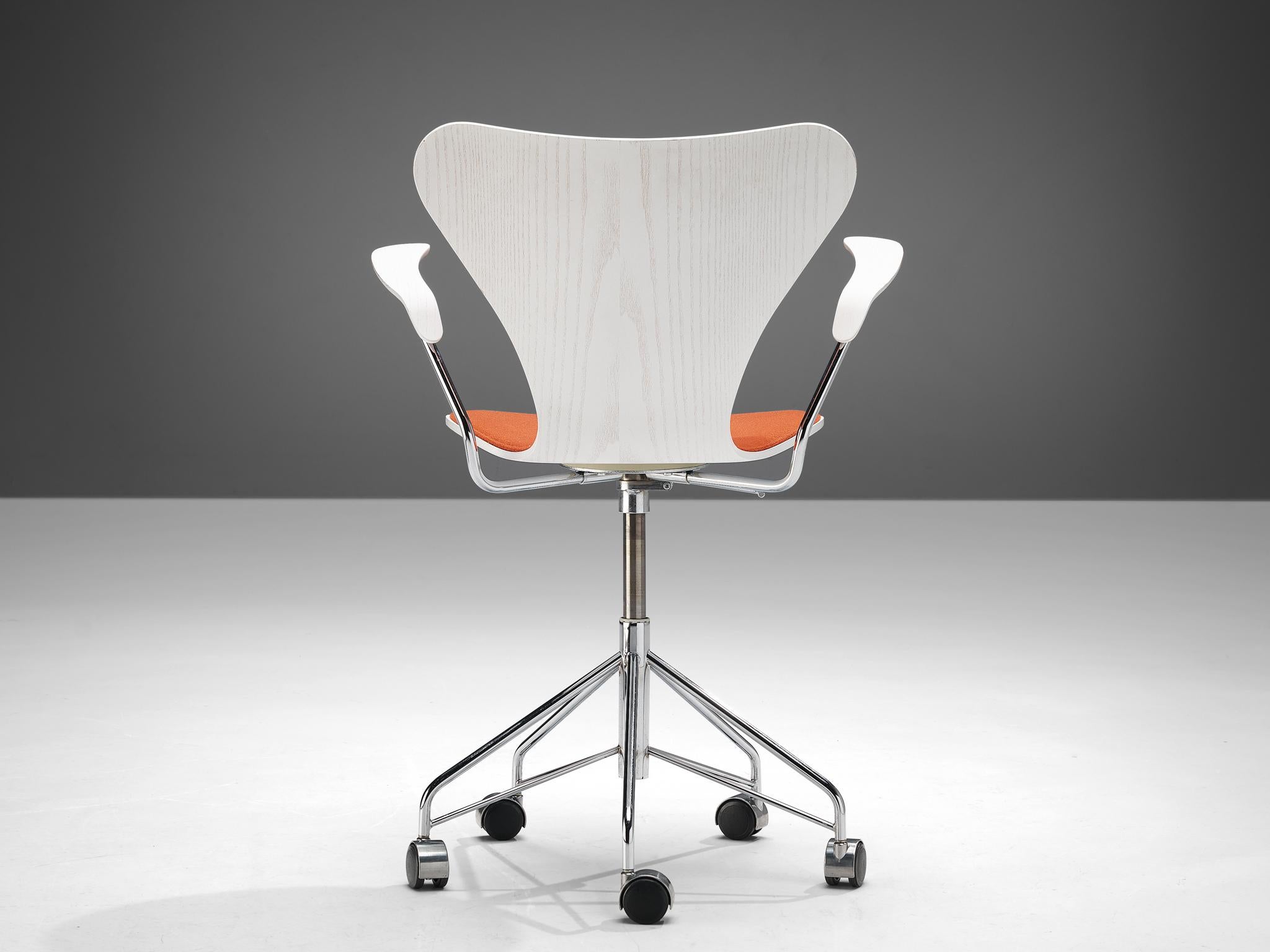 Danois Chaise de bureau Arne Jacobsen pour Fritz Hansen en tissu rouge  en vente