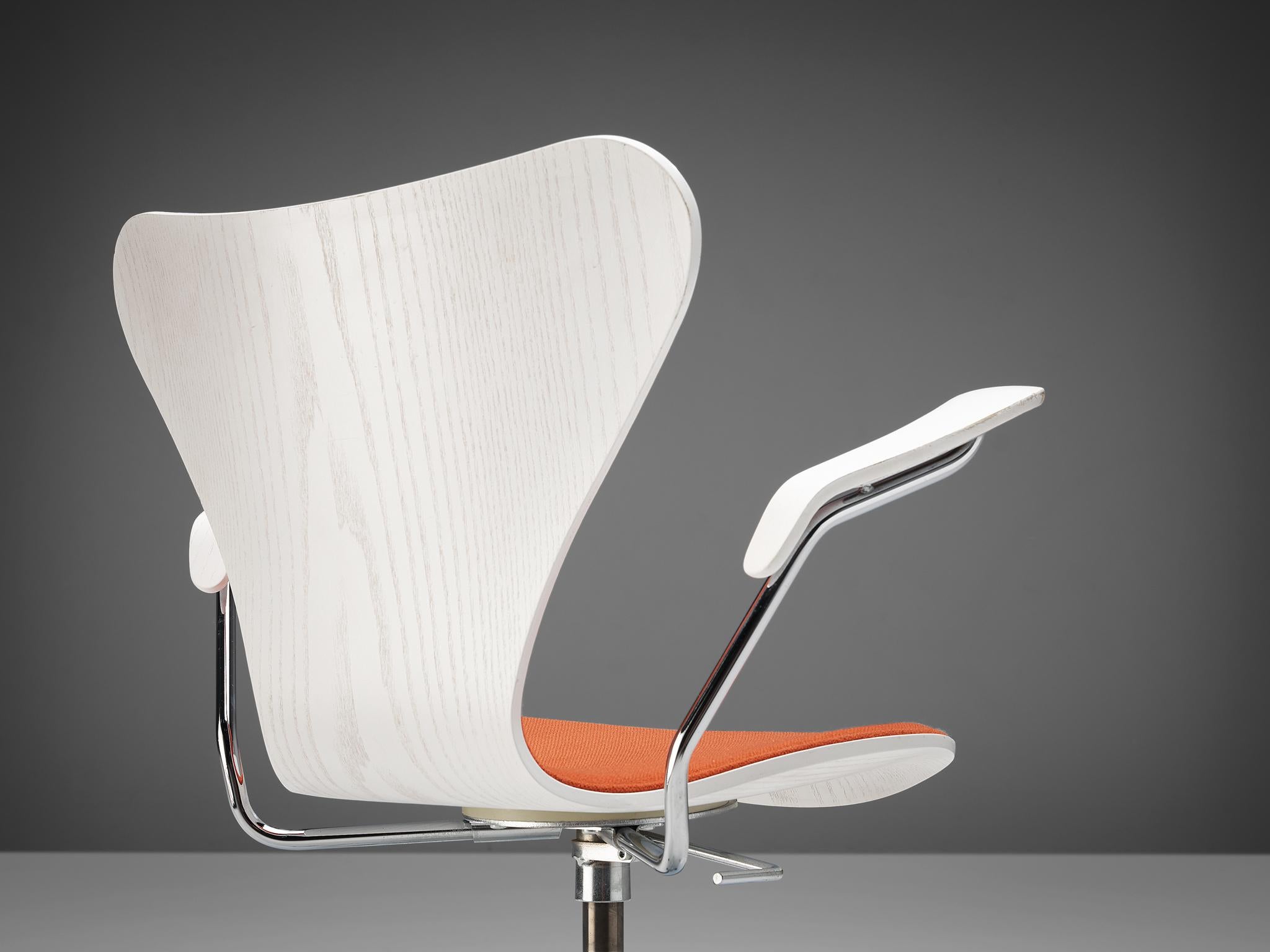 Chaise de bureau Arne Jacobsen pour Fritz Hansen en tissu rouge  Bon état - En vente à Waalwijk, NL
