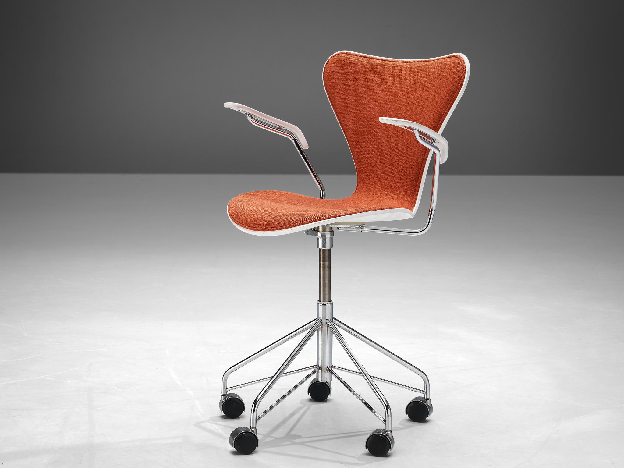 Milieu du XXe siècle Chaise de bureau Arne Jacobsen pour Fritz Hansen en tissu rouge  en vente