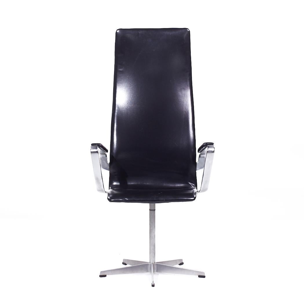 Arne Jacobsen for Fritz Hansen Oxford Mid Century Highback Swivel Chair

This lounge chair measures: 24 wide x 22 deep x 50 high, with a seat height of 17.5 and arm height/chair clearance 26.25 inches

All pieces of furniture can be had in what we