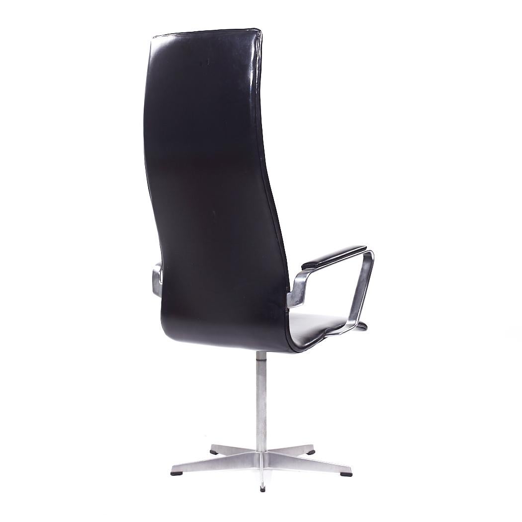 Danish Arne Jacobsen for Fritz Hansen Oxford Mid Century Highback Swivel Chair For Sale