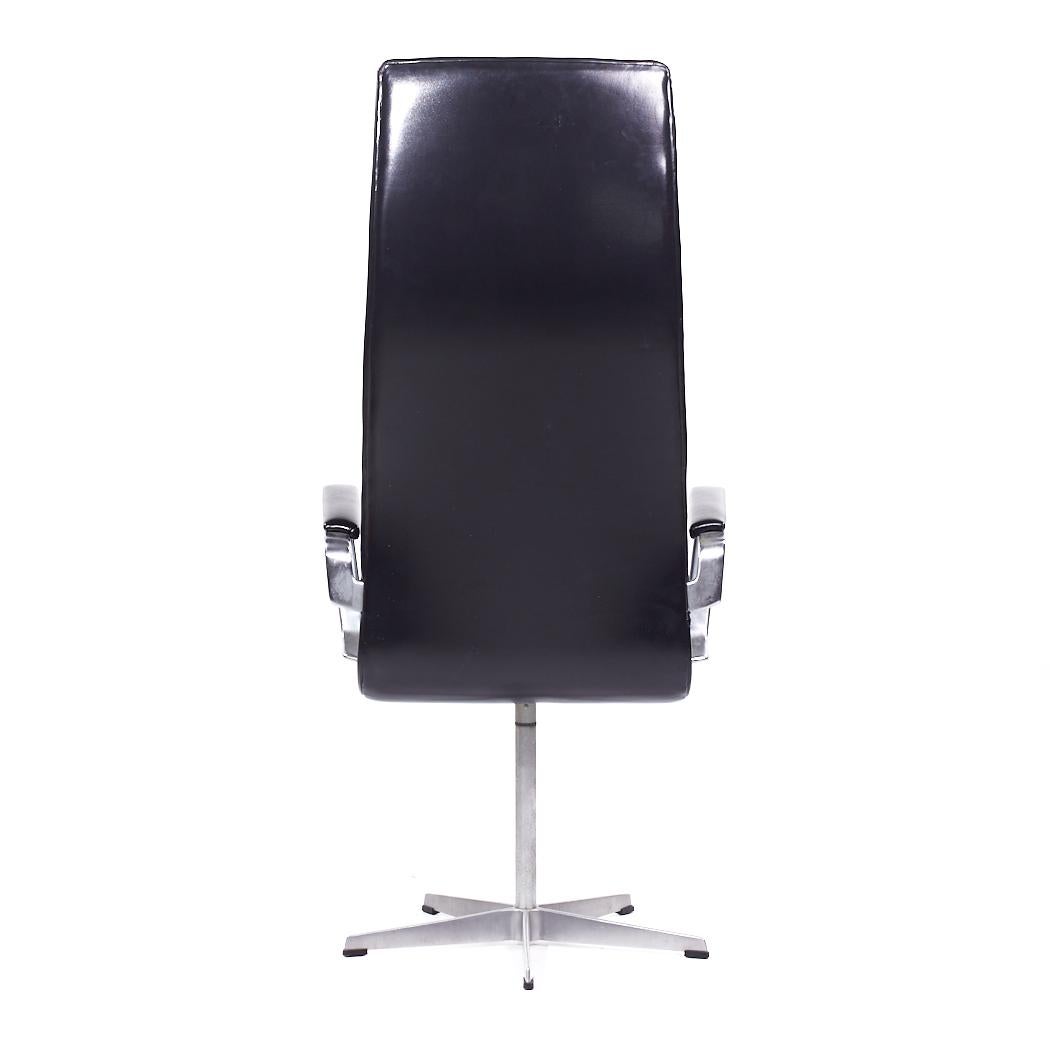 Arne Jacobsen for Fritz Hansen Oxford Mid Century Highback Swivel Chair In Good Condition For Sale In Countryside, IL