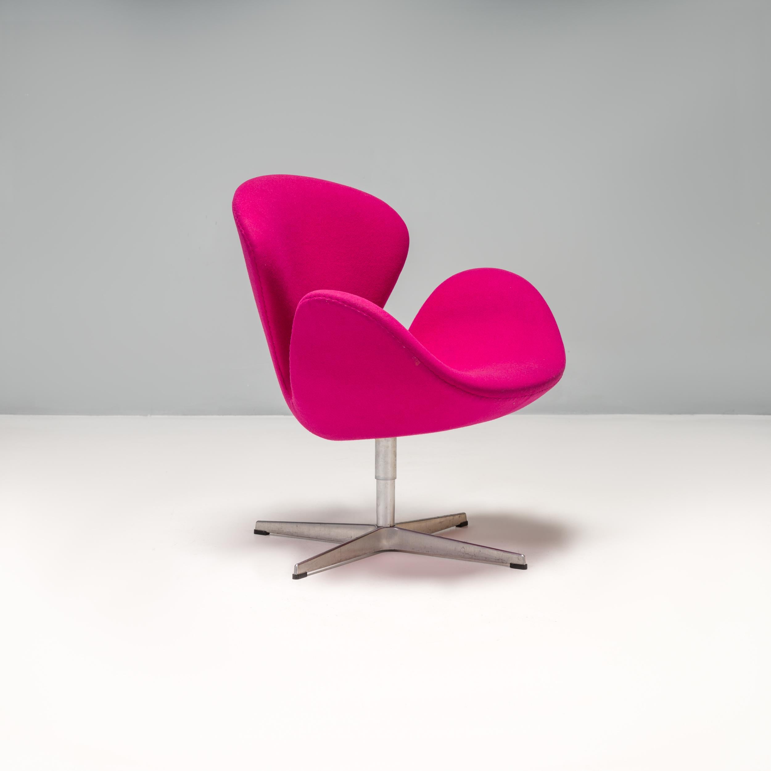 Conçu à l'origine par Arne Jacobsen en 1958 pour le SAS Royal Hotel de Copenhague, le fauteuil cygne était révolutionnaire à l'époque et est devenu un véritable classique.

La silhouette galbée crée un siège enveloppant avec des accoudoirs et des