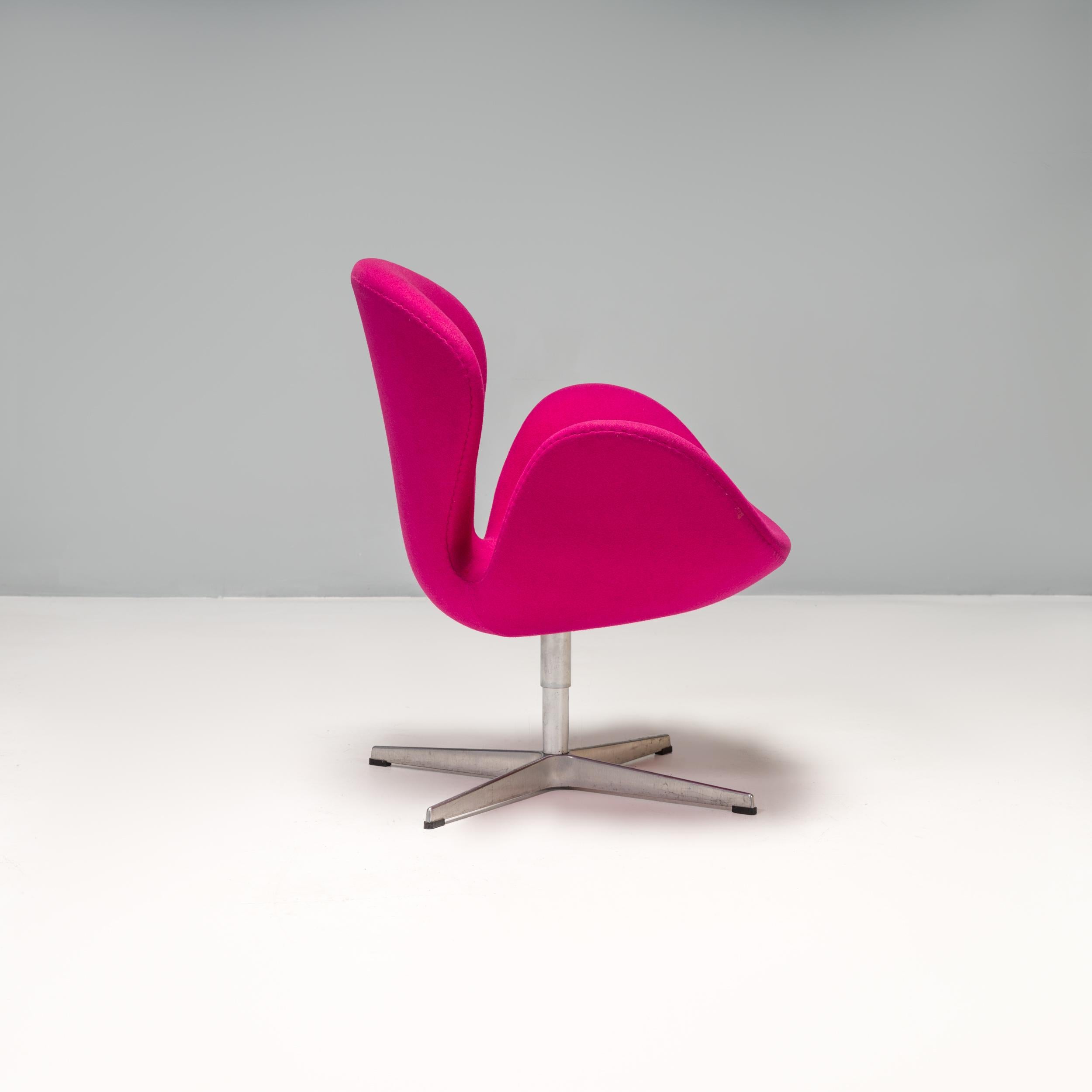 Modern Arne Jacobsen for Fritz Hansen Purple Swan Swivel Armchair For Sale