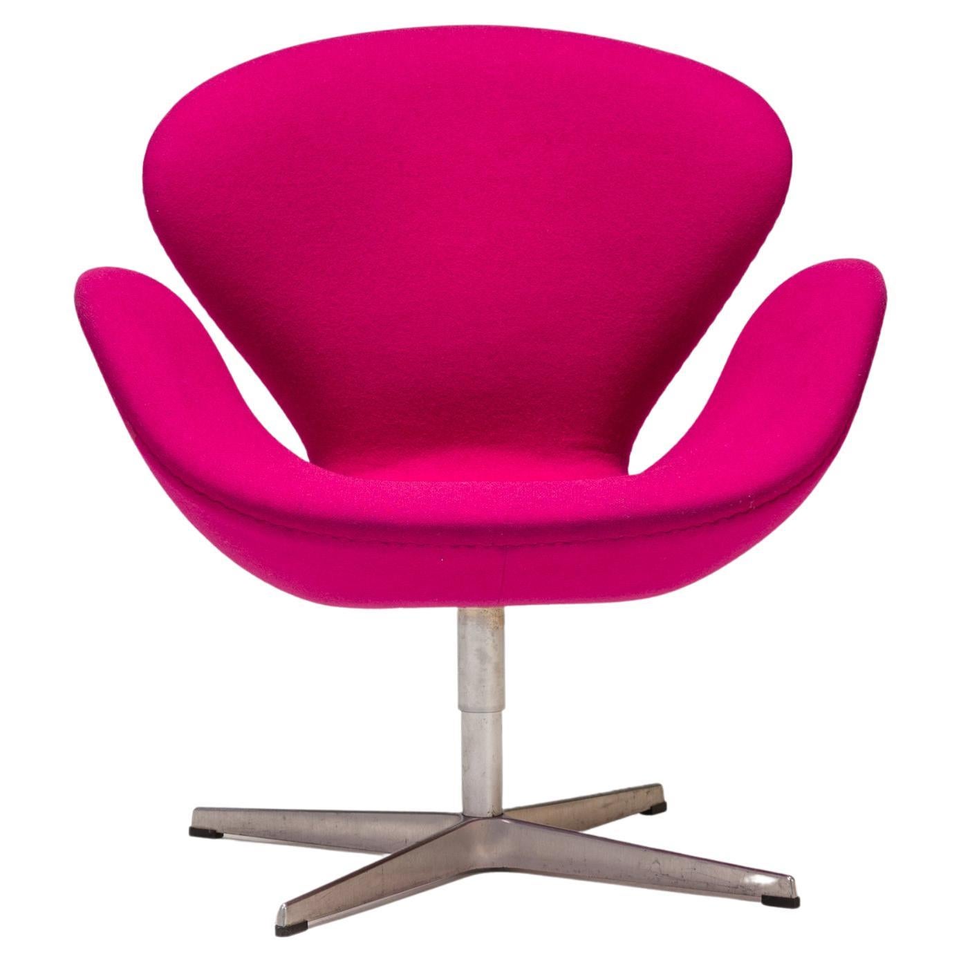 Arne Jacobsen for Fritz Hansen Purple Swan Swivel Armchair For Sale