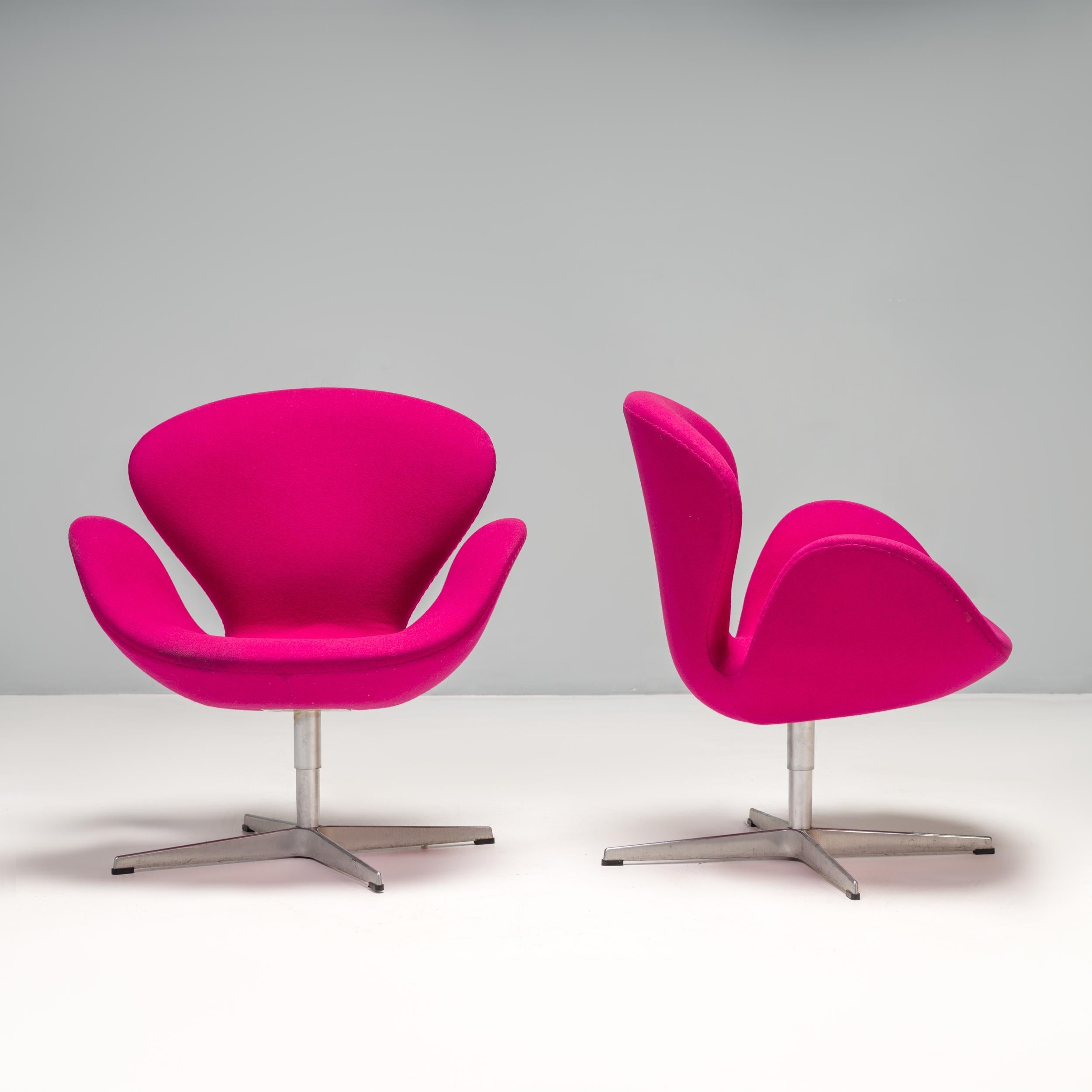 Conçu à l'origine par Arne Jacobsen en 1958 pour le SAS Royal Hotel de Copenhague, le fauteuil cygne était révolutionnaire à l'époque et est devenu un véritable classique.

La silhouette galbée crée un siège enveloppant avec des accoudoirs et des