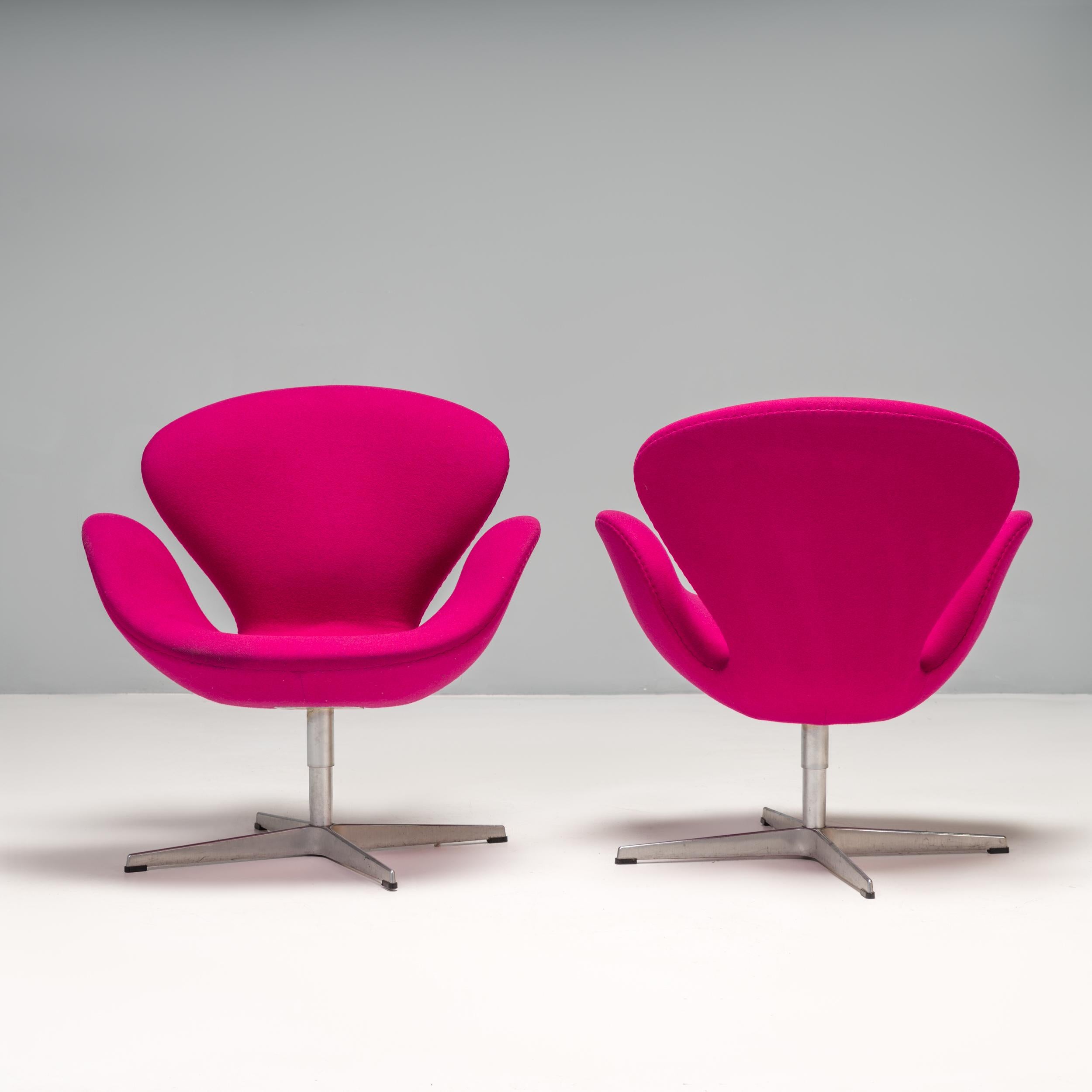 Modern Arne Jacobsen for Fritz Hansen Purple Swan Swivel Armchair, Set of Two For Sale