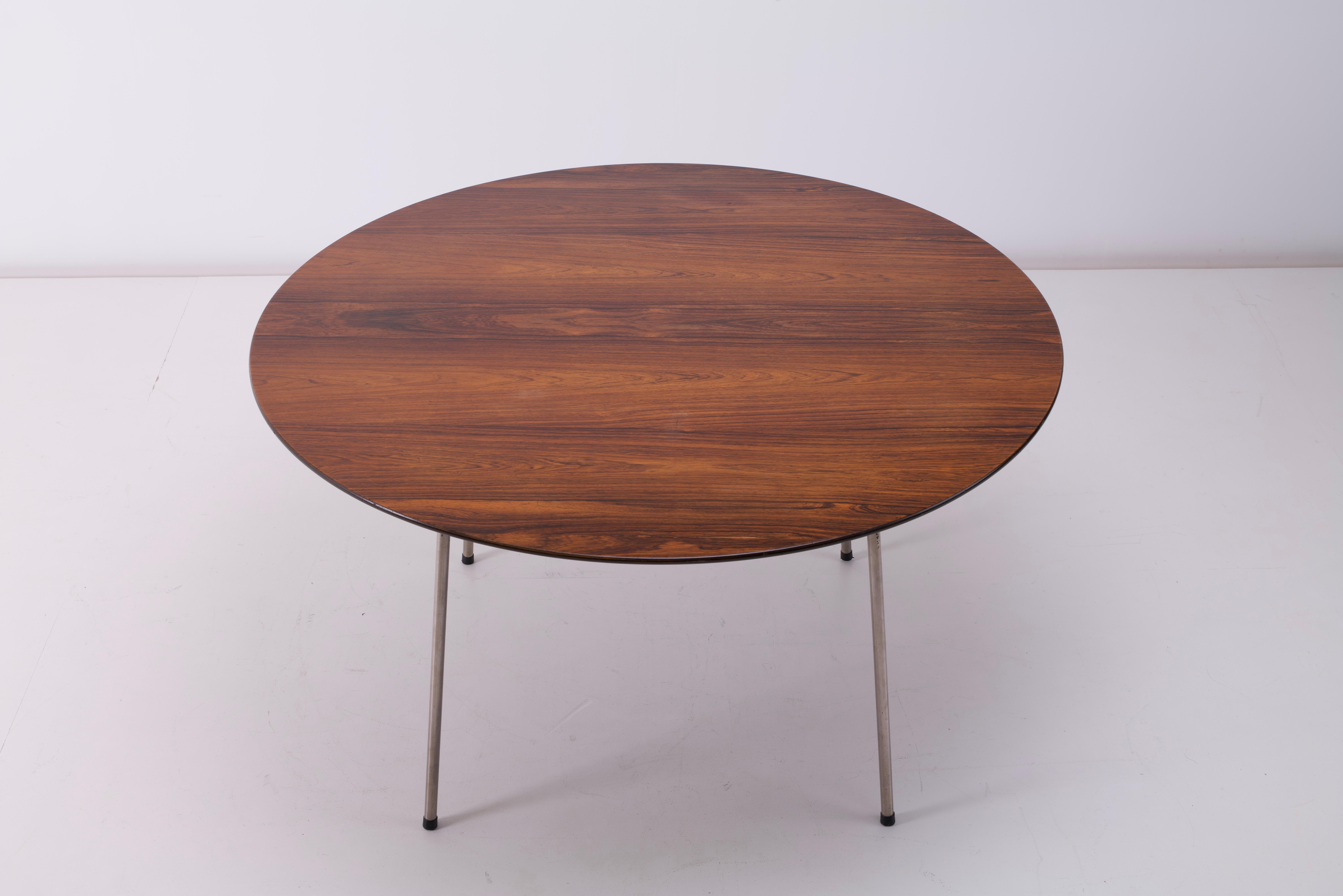 Mid-Century Modern Ensemble de quatre chaises fourmis et table assortie en bois de rose Arne Jacobsen pour Fritz Hansen en vente