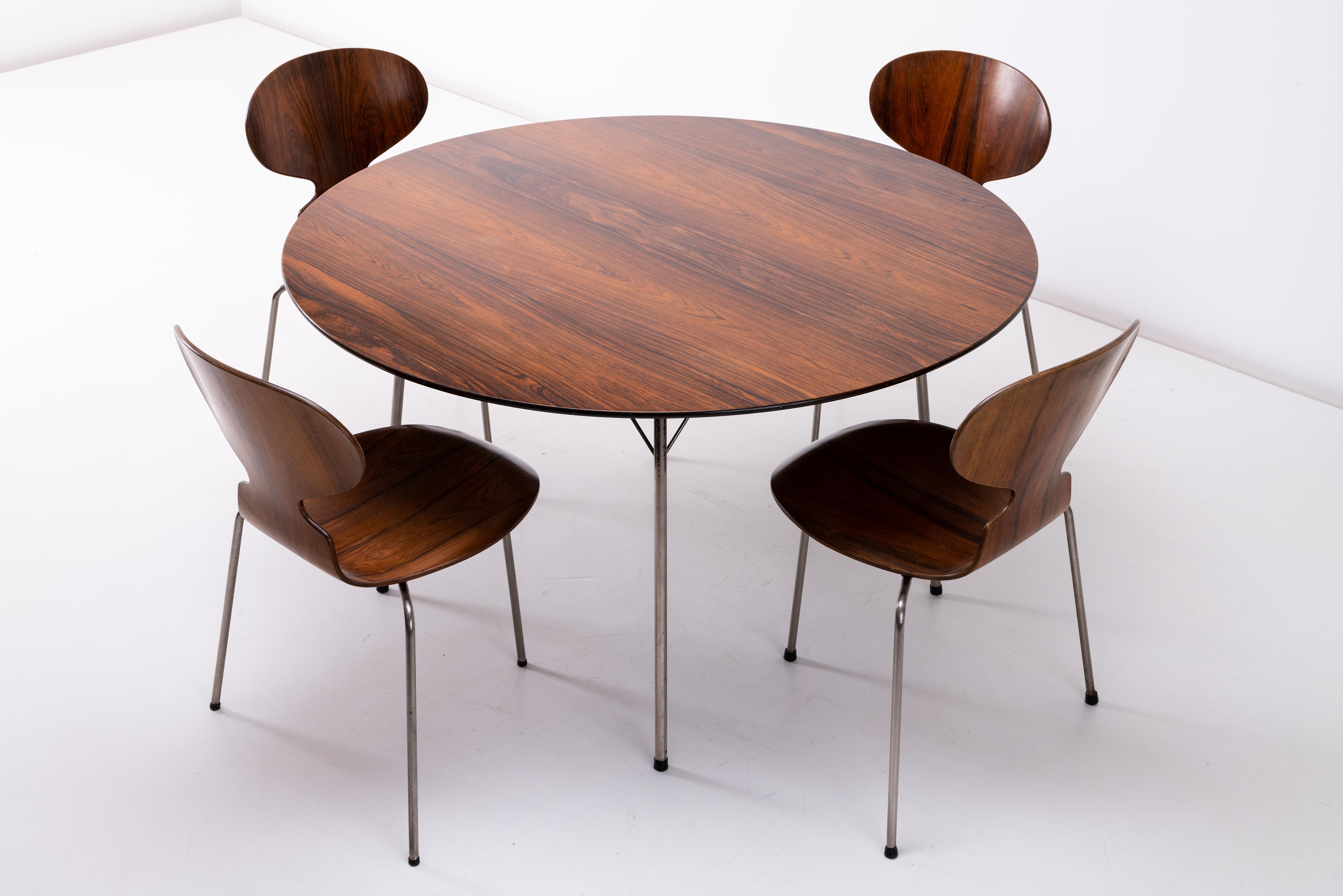 Nous avons à vendre un rare ensemble de salle à manger d'Arne Jacobsen pour Fritz Hansen. Il s'agit de premières éditions datant du début des années 1950. La table et les chaises sont d'origine et finies en bois de rose brésilien.  

Les chaises et