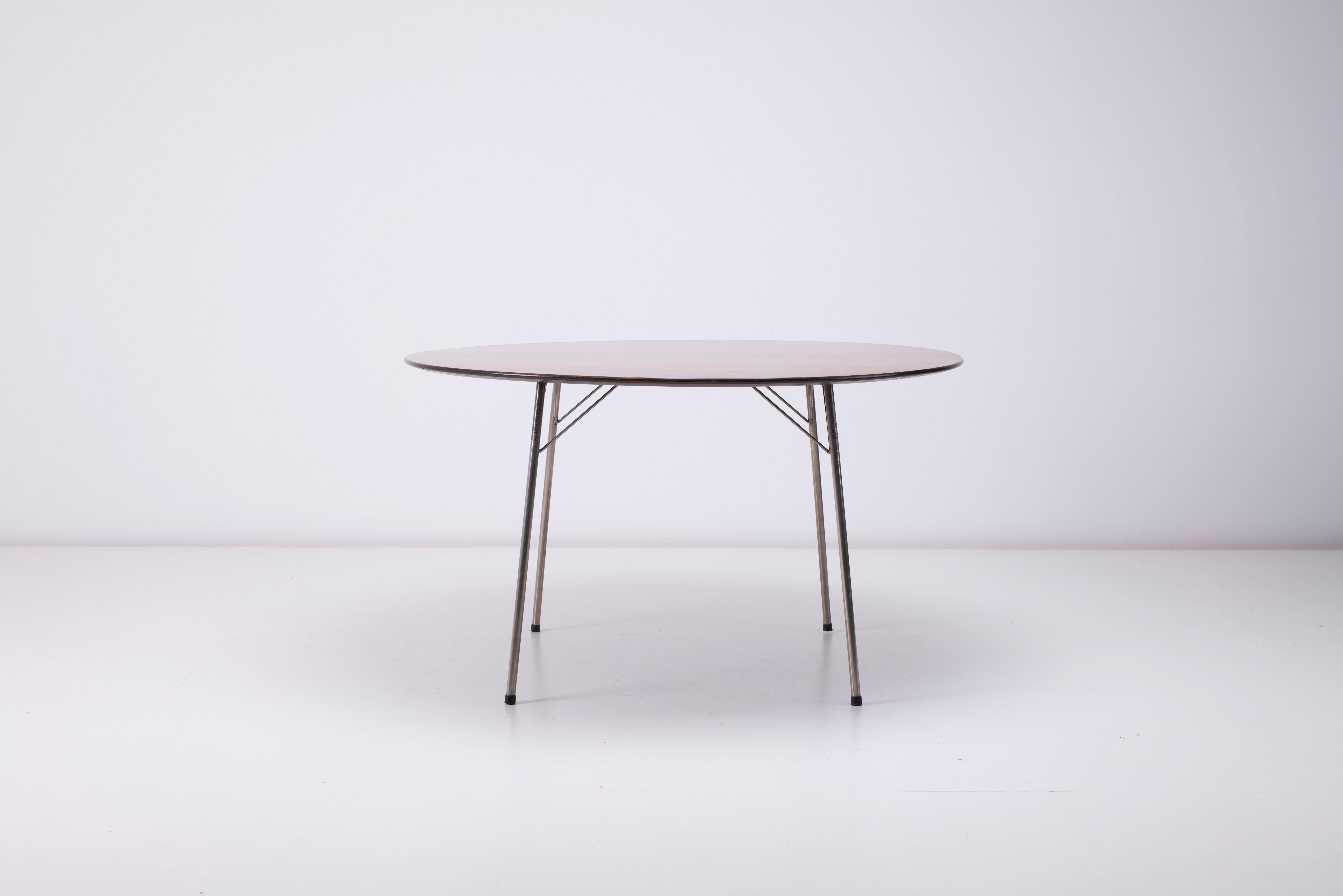 Danois Ensemble de quatre chaises fourmis et table assortie en bois de rose Arne Jacobsen pour Fritz Hansen en vente