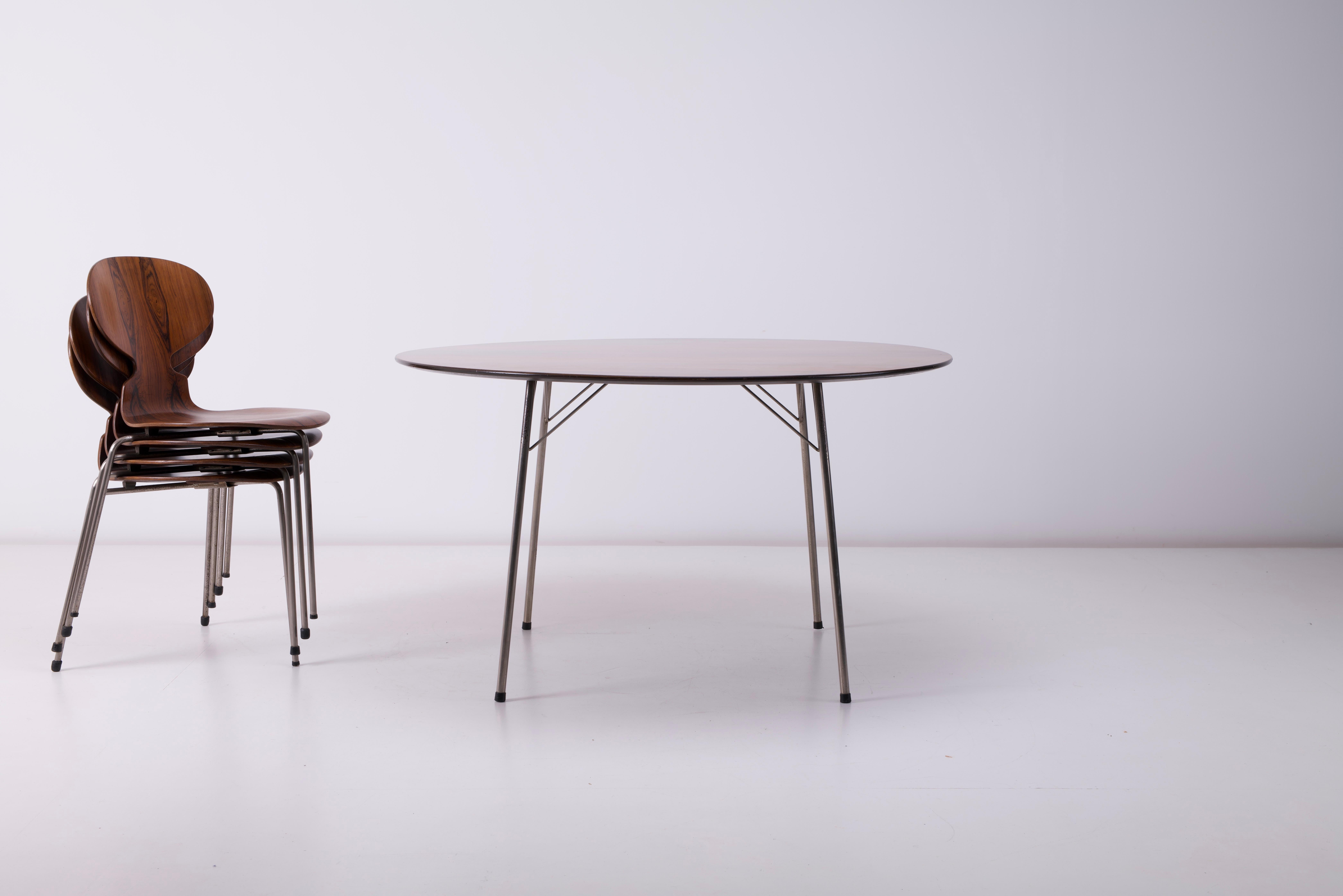 Ensemble de quatre chaises fourmis et table assortie en bois de rose Arne Jacobsen pour Fritz Hansen Bon état - En vente à Uxbridge, GB