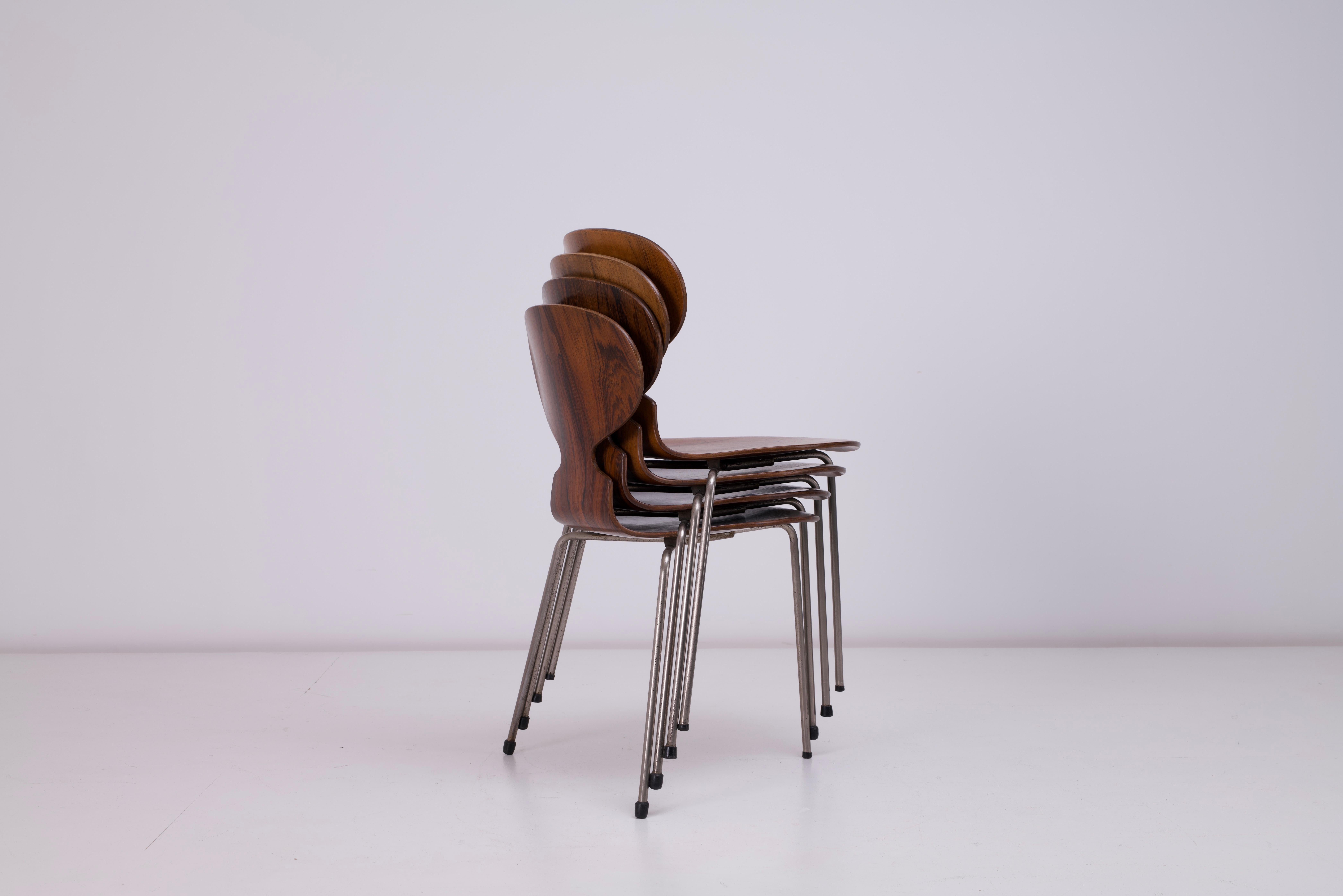 20ième siècle Ensemble de quatre chaises fourmis et table assortie en bois de rose Arne Jacobsen pour Fritz Hansen en vente
