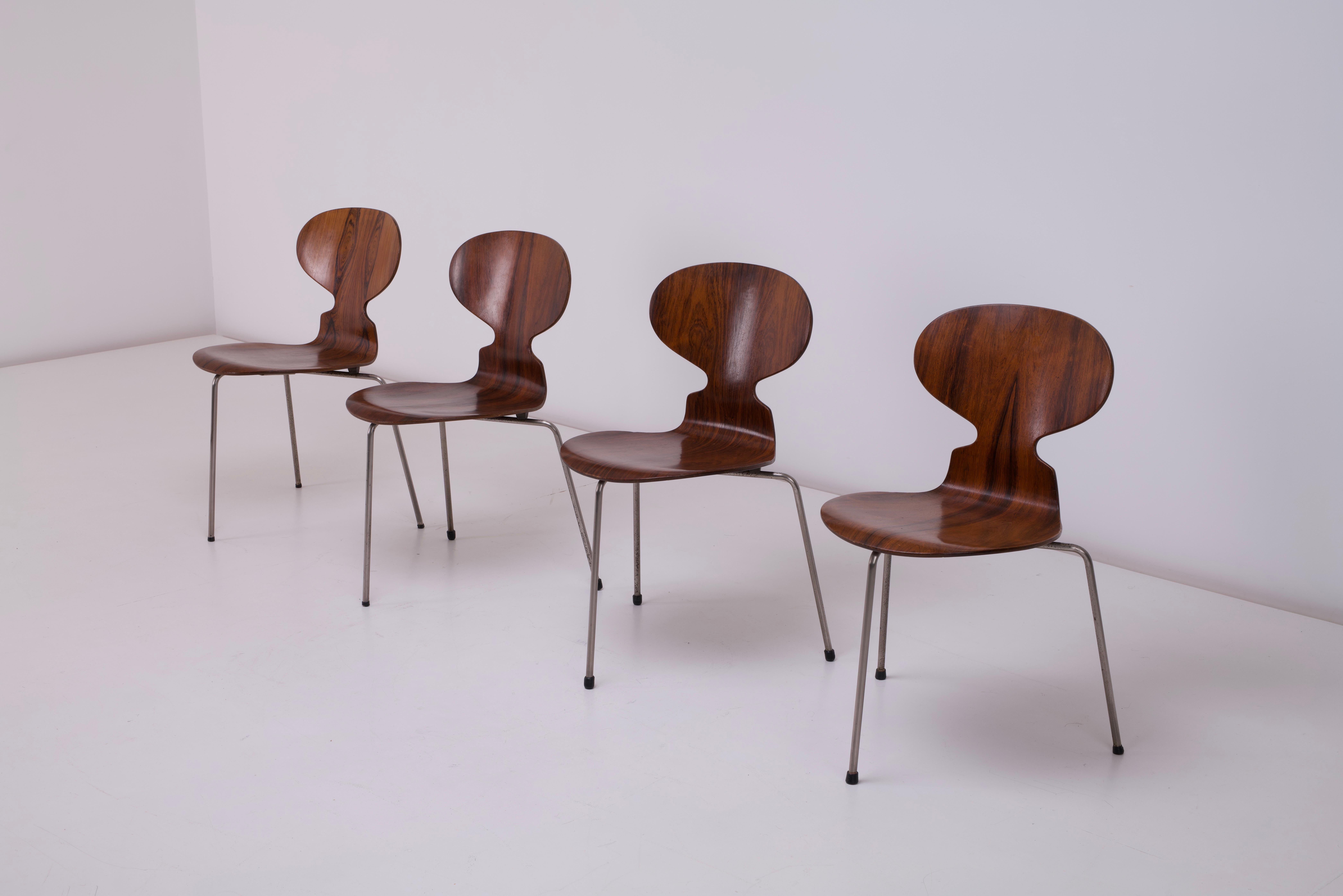Bois de rose Ensemble de quatre chaises fourmis et table assortie en bois de rose Arne Jacobsen pour Fritz Hansen en vente
