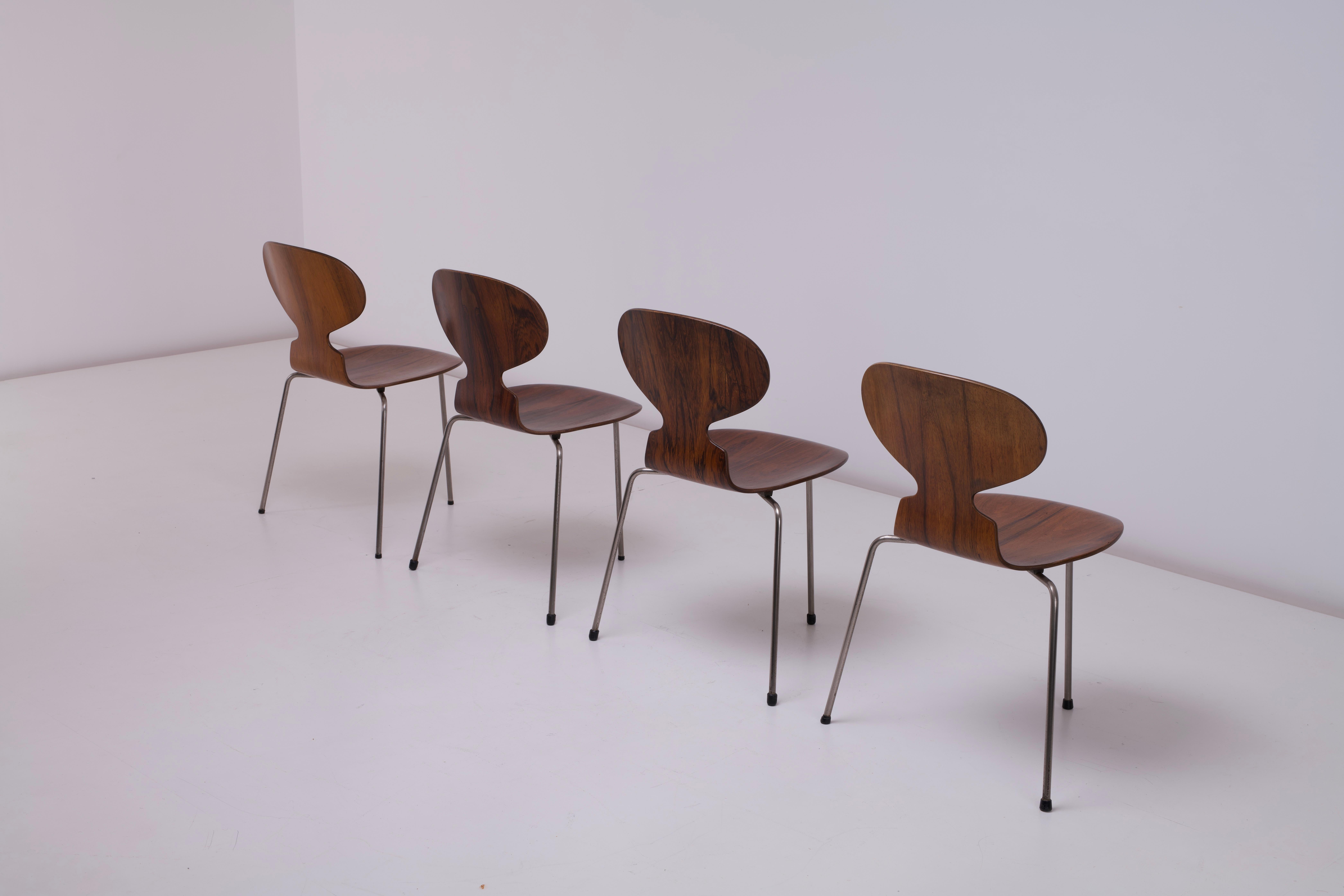 Ensemble de quatre chaises fourmis et table assortie en bois de rose Arne Jacobsen pour Fritz Hansen en vente 1