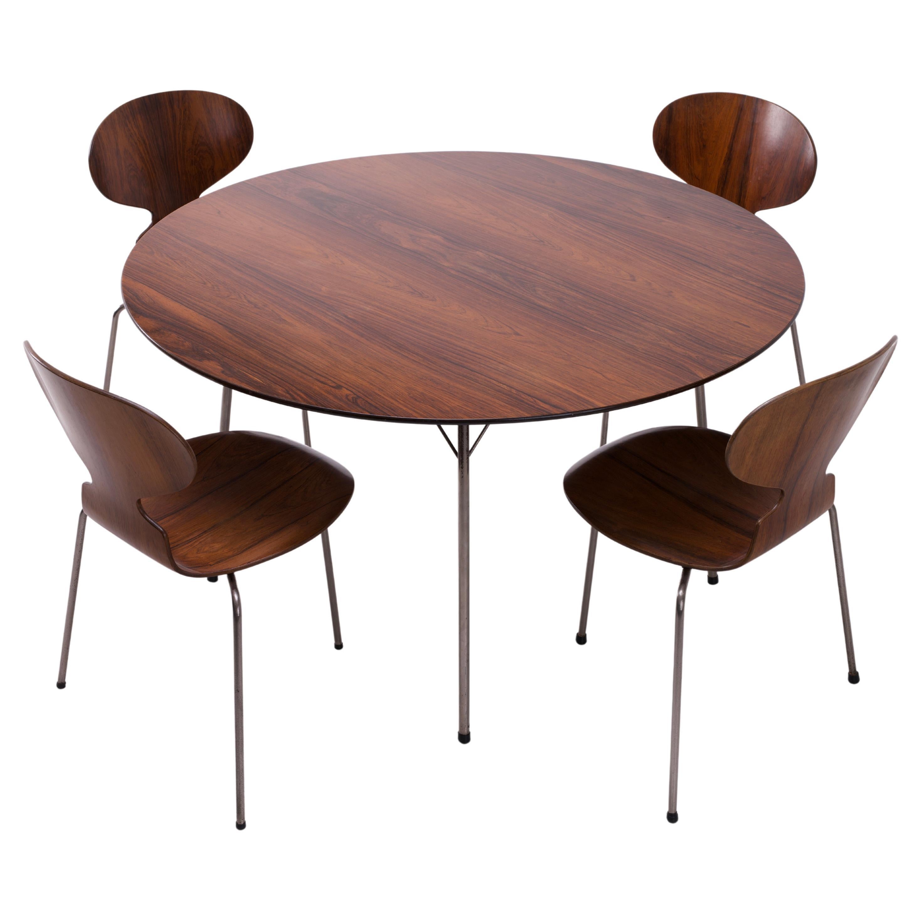 Arne Jacobsen für Fritz Hansen Rosewood Suite Vier Ameisenstühle und passender Tisch