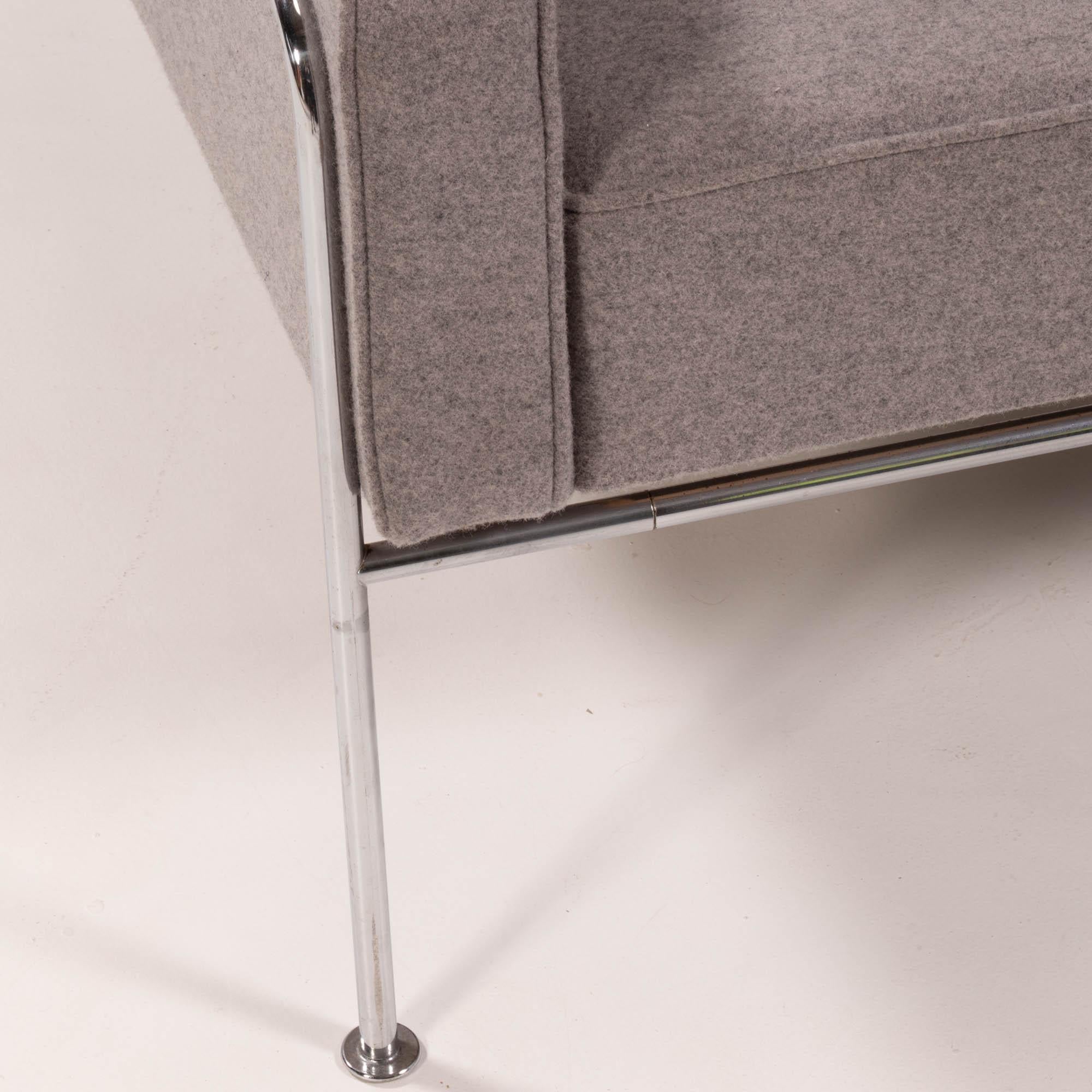 XXIe siècle et contemporain Fauteuils gris et chrome de la série 3300 d'Arne Jacobsen pour Fritz Hansen, lot de 2 en vente