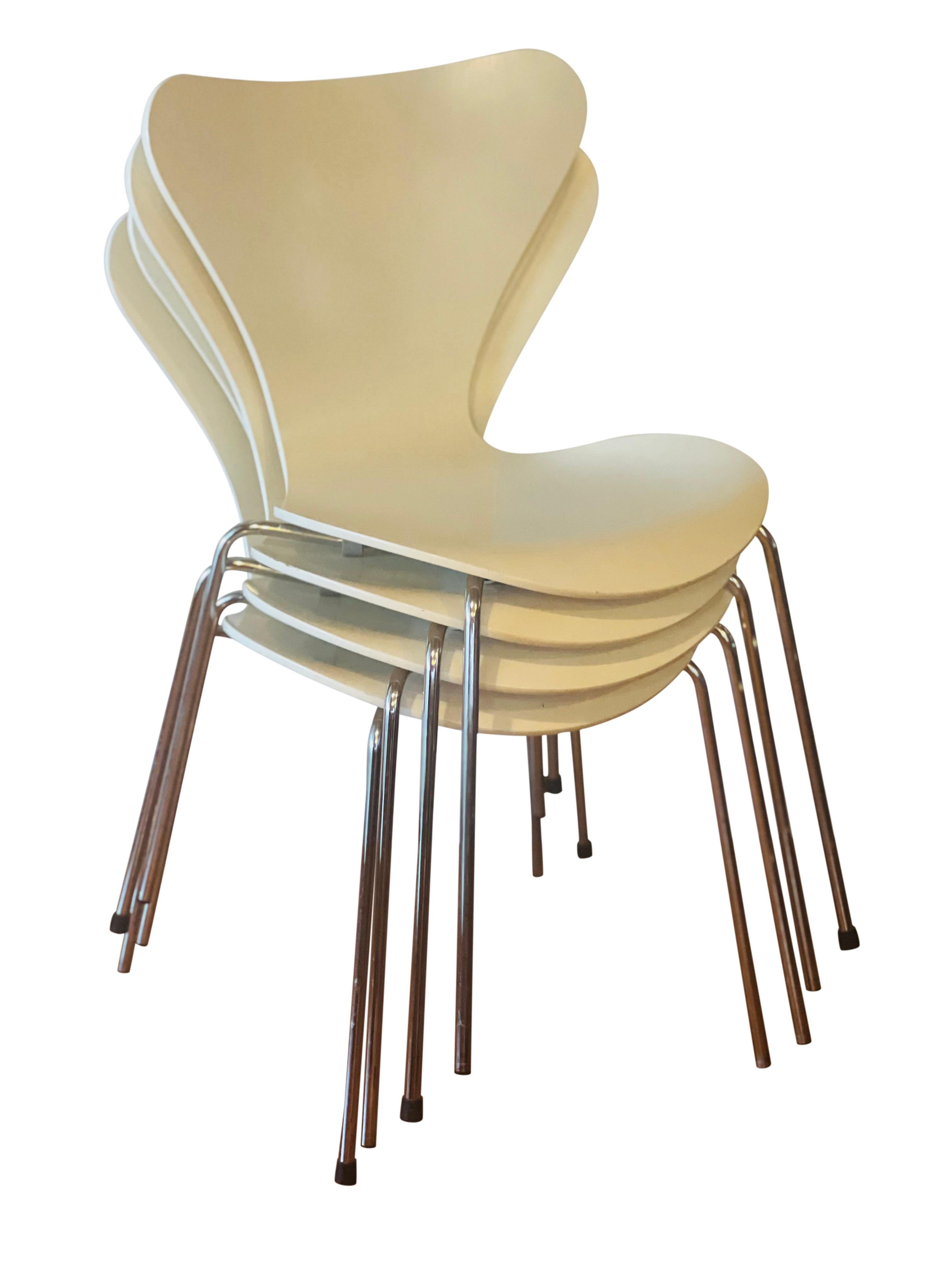 Arne Jacobsen for Fritz Hansen Series 7 Chairs in White, Set of 4 6