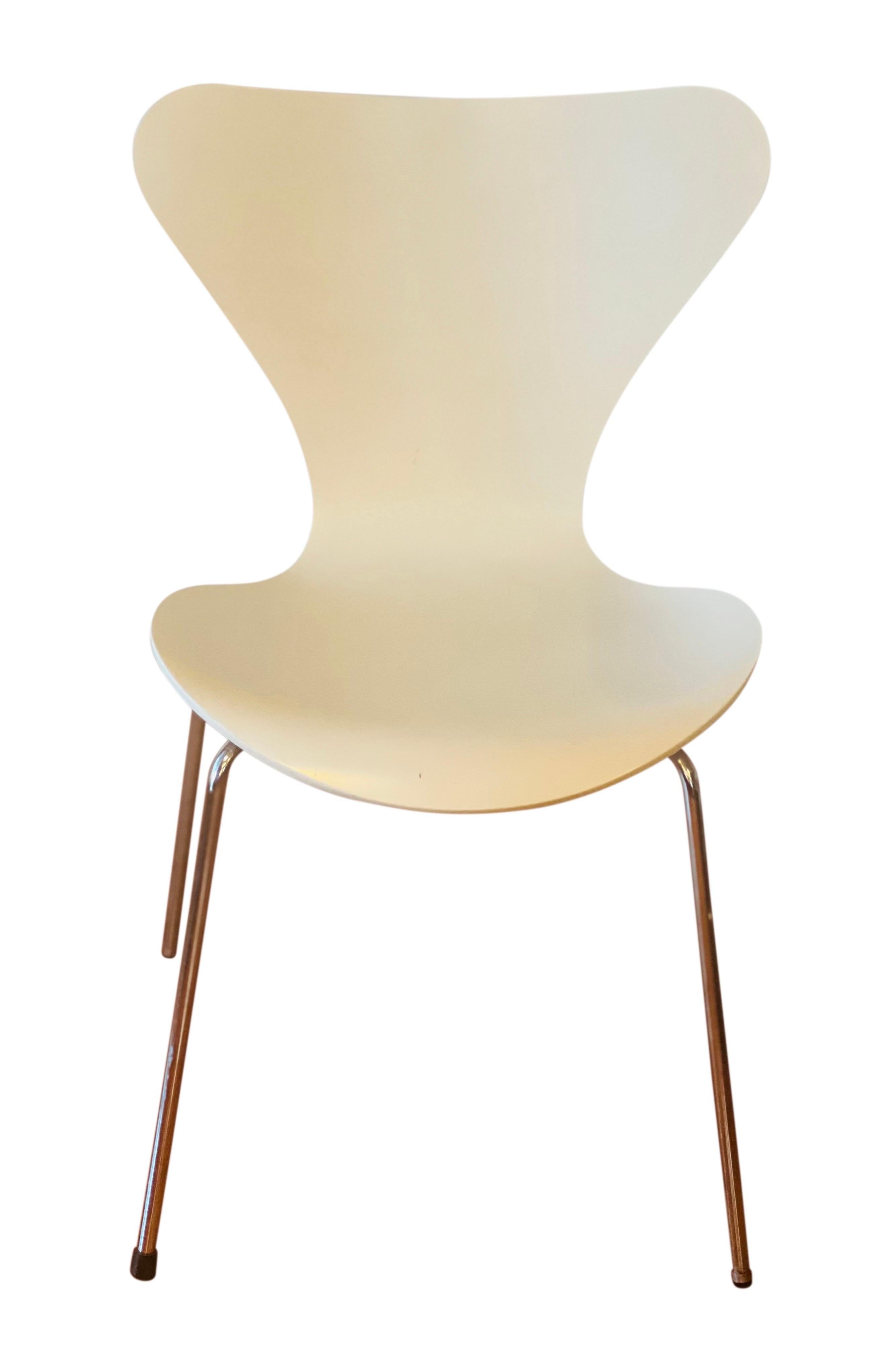 Scandinavian Modern Arne Jacobsen for Fritz Hansen Series 7 Chairs in White, Set of 4