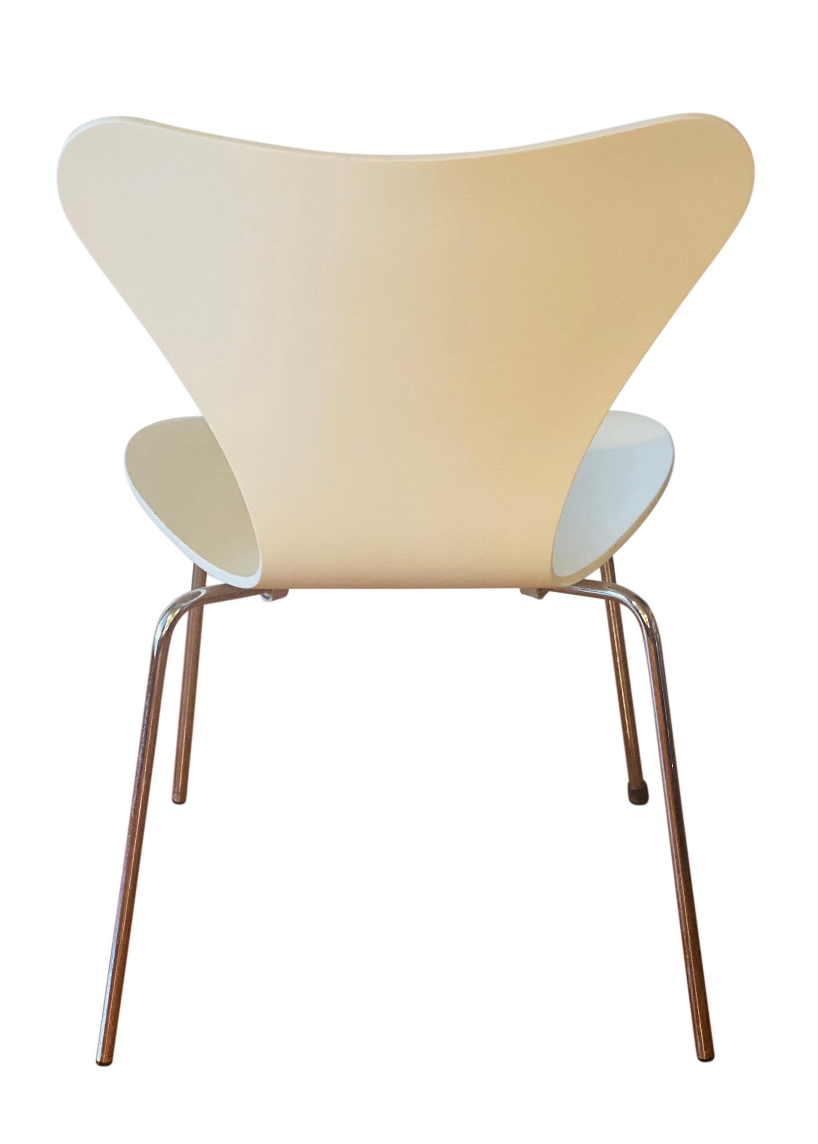 Molded Arne Jacobsen for Fritz Hansen Series 7 Chairs in White, Set of 4