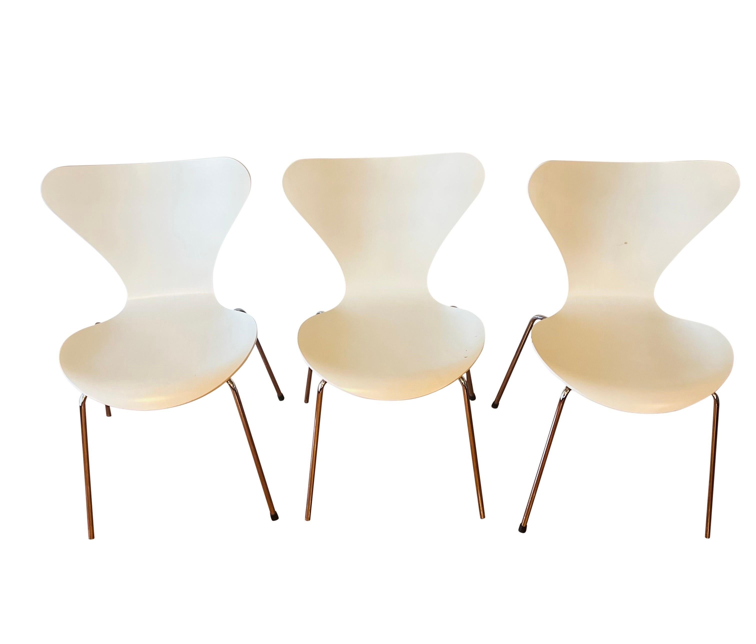 Arne Jacobsen for Fritz Hansen Series 7 Chairs in White, Set of 4 1