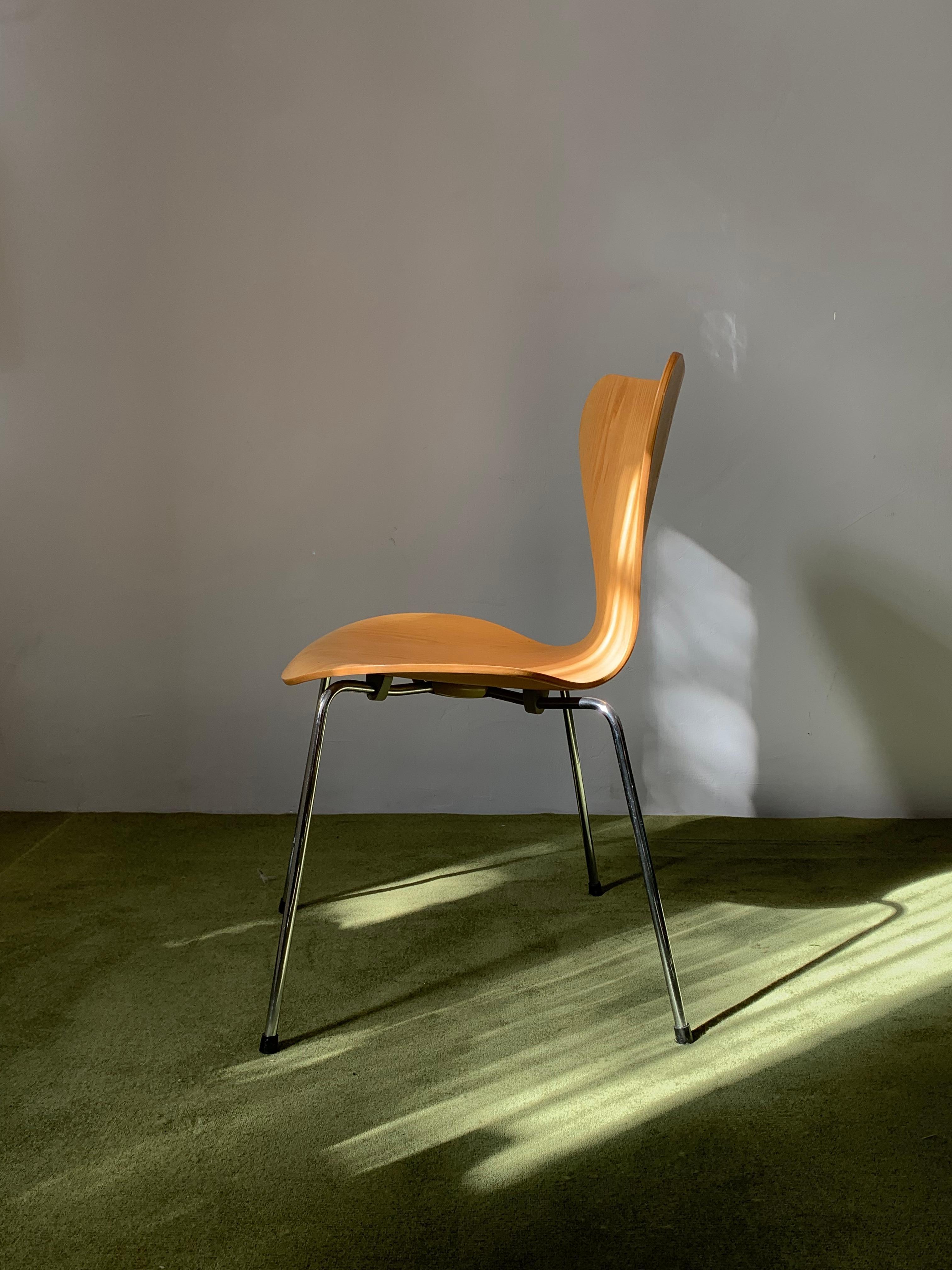 Arne Jacobsen for Fritz Hansen Series 7 Natural Plywood 3017 Chair For Sale 3