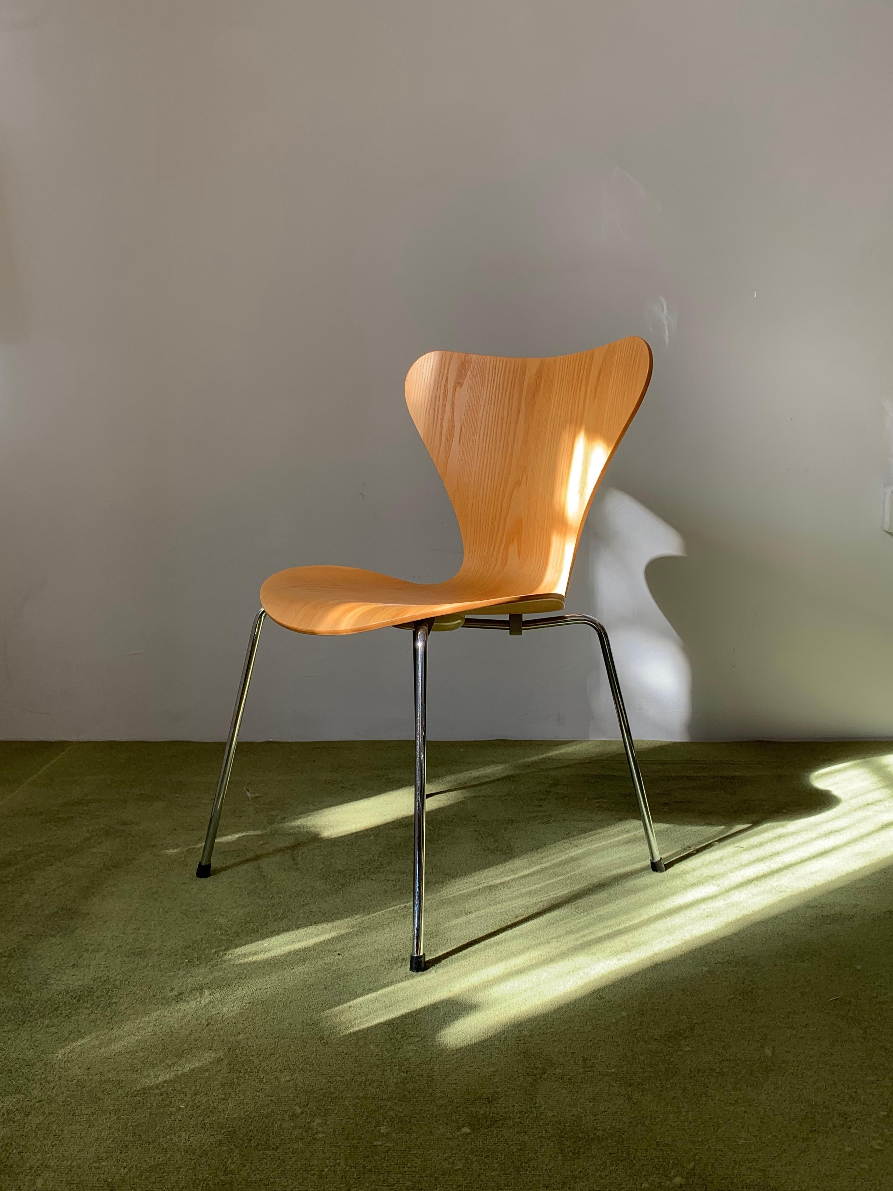 Iconic, Scandinavian Modern, Series 7 stackable chairs by Arne Jacobsen for Fritz Hansen. Seats made of pressure-molded natural beech wood. In original condition with visible wear, consistent with age and use. 
Perfect for dining or office/desk use.