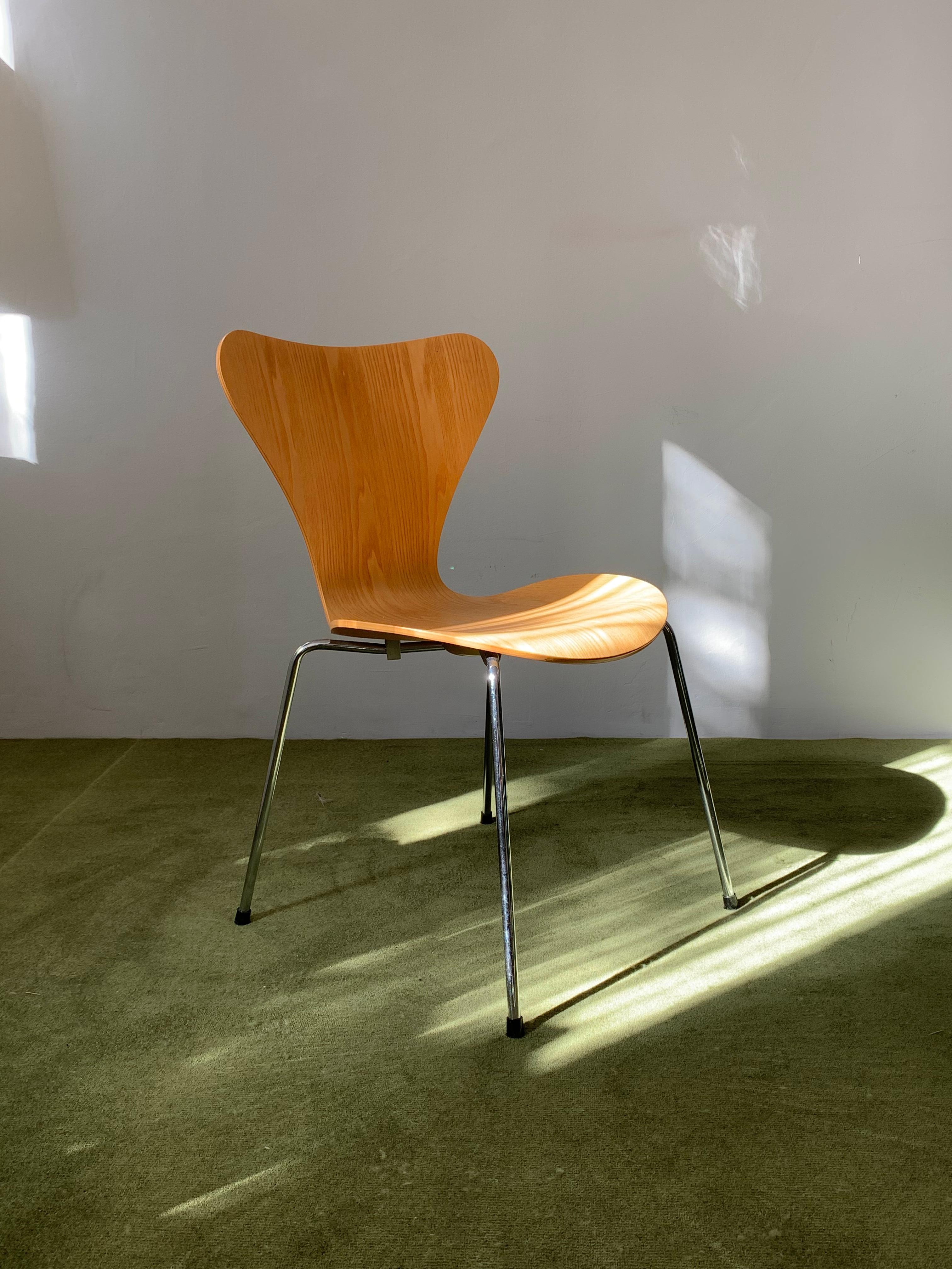 Arne Jacobsen for Fritz Hansen Series 7 Natural Plywood 3017 Chair In Excellent Condition For Sale In Debrecen-Pallag, HU