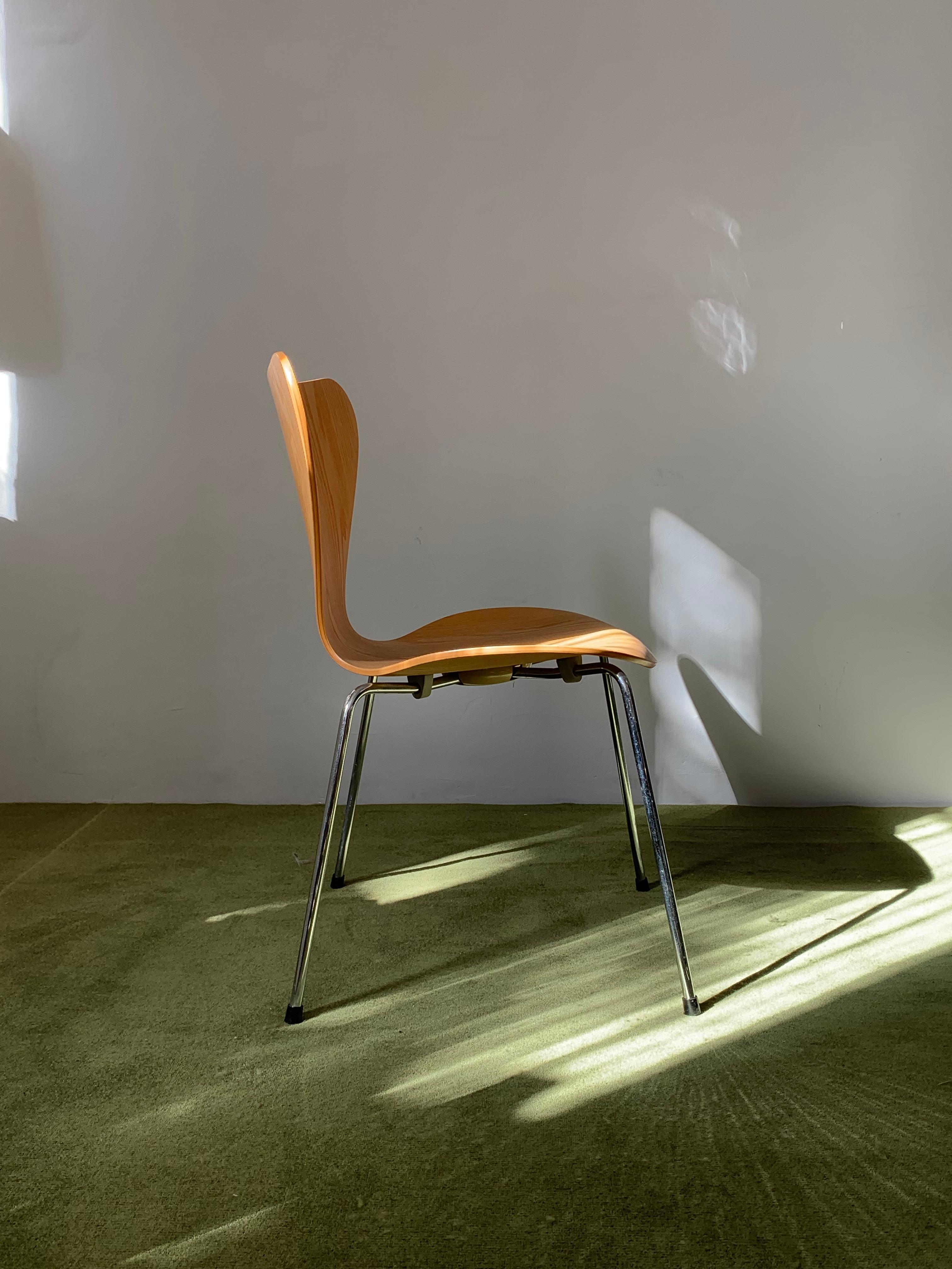 Late 20th Century Arne Jacobsen for Fritz Hansen Series 7 Natural Plywood 3017 Chair For Sale