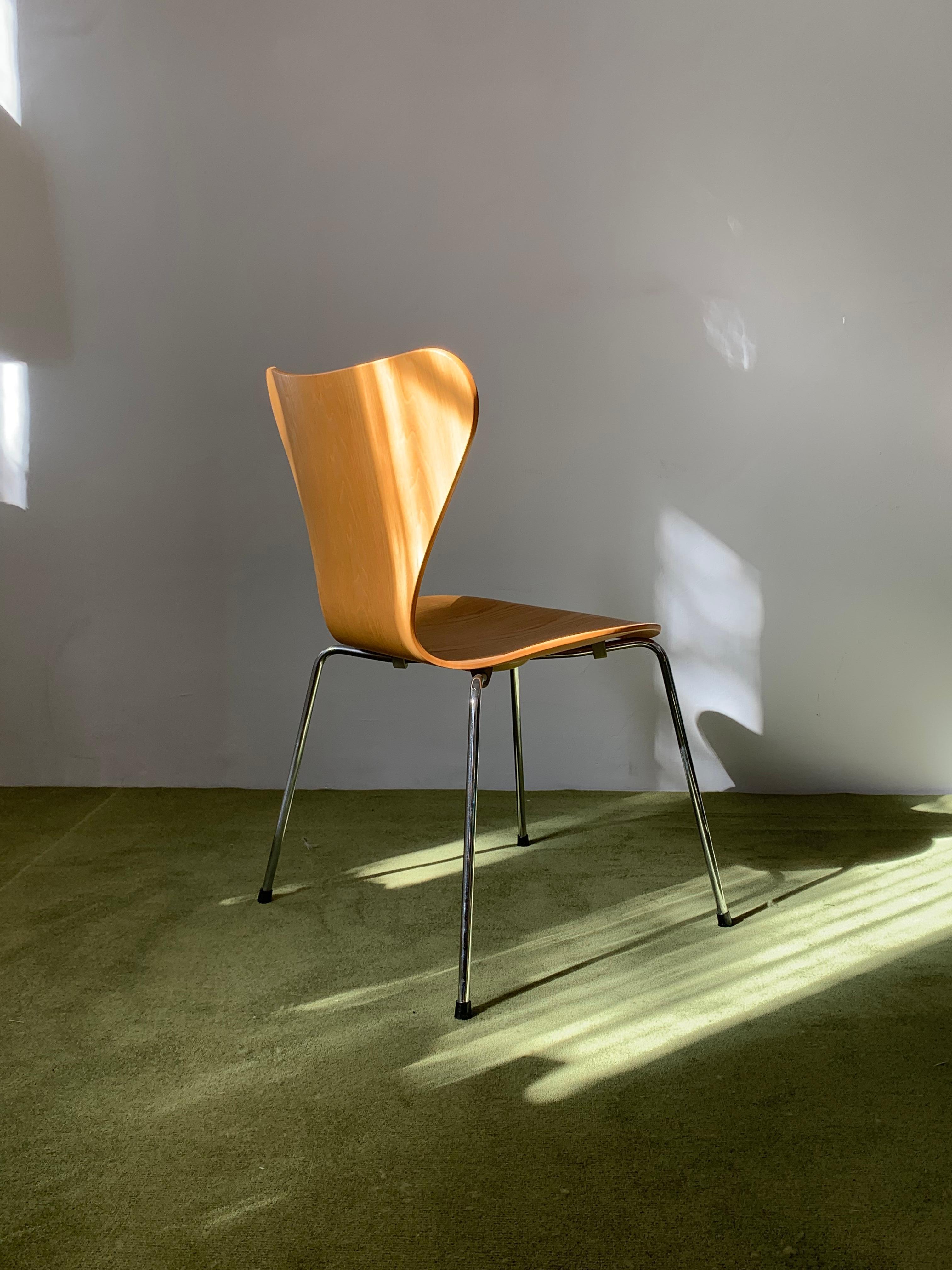 Steel Arne Jacobsen for Fritz Hansen Series 7 Natural Plywood 3017 Chair For Sale