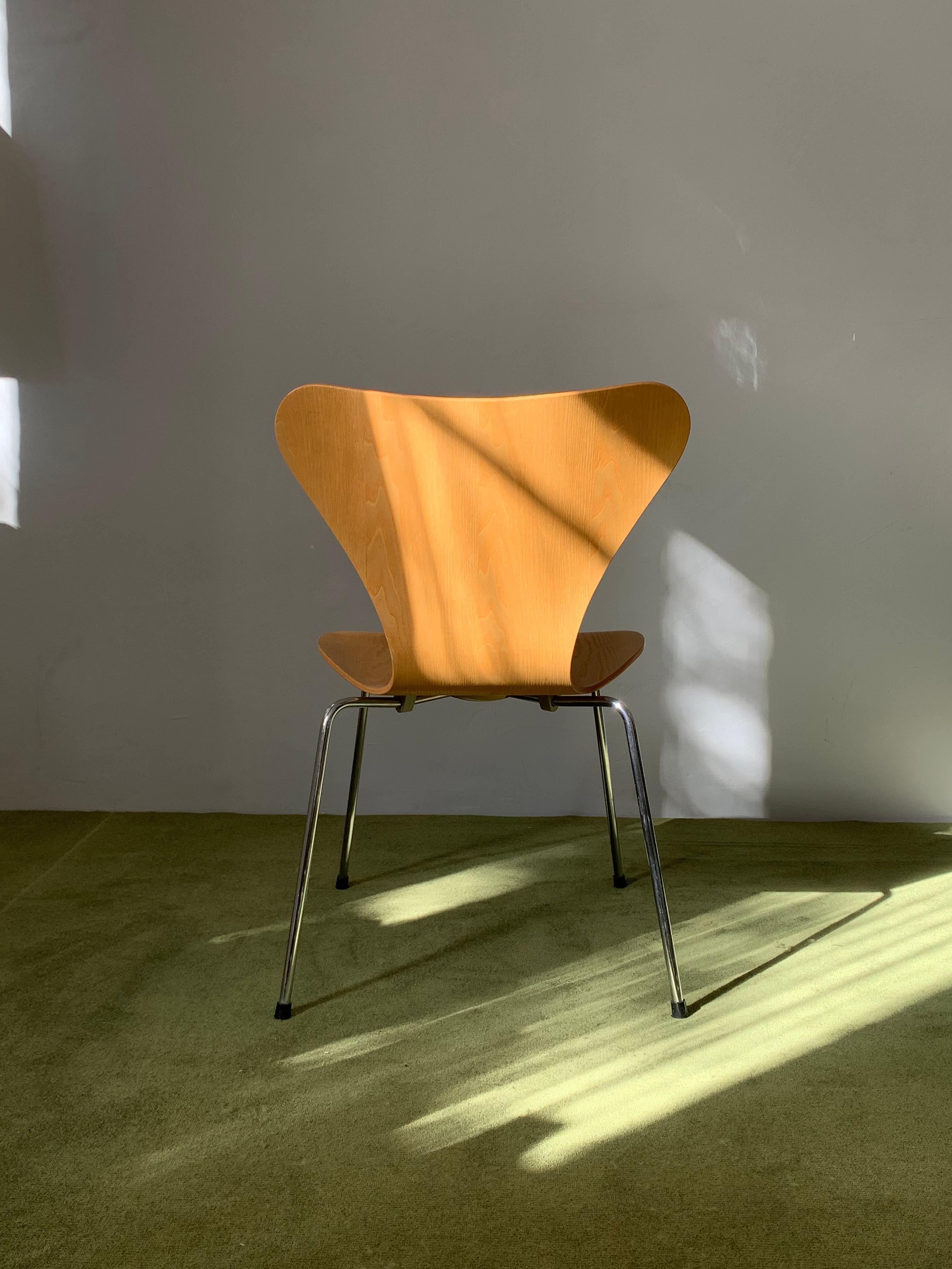 Arne Jacobsen for Fritz Hansen Series 7 Natural Plywood 3017 Chair For Sale 1