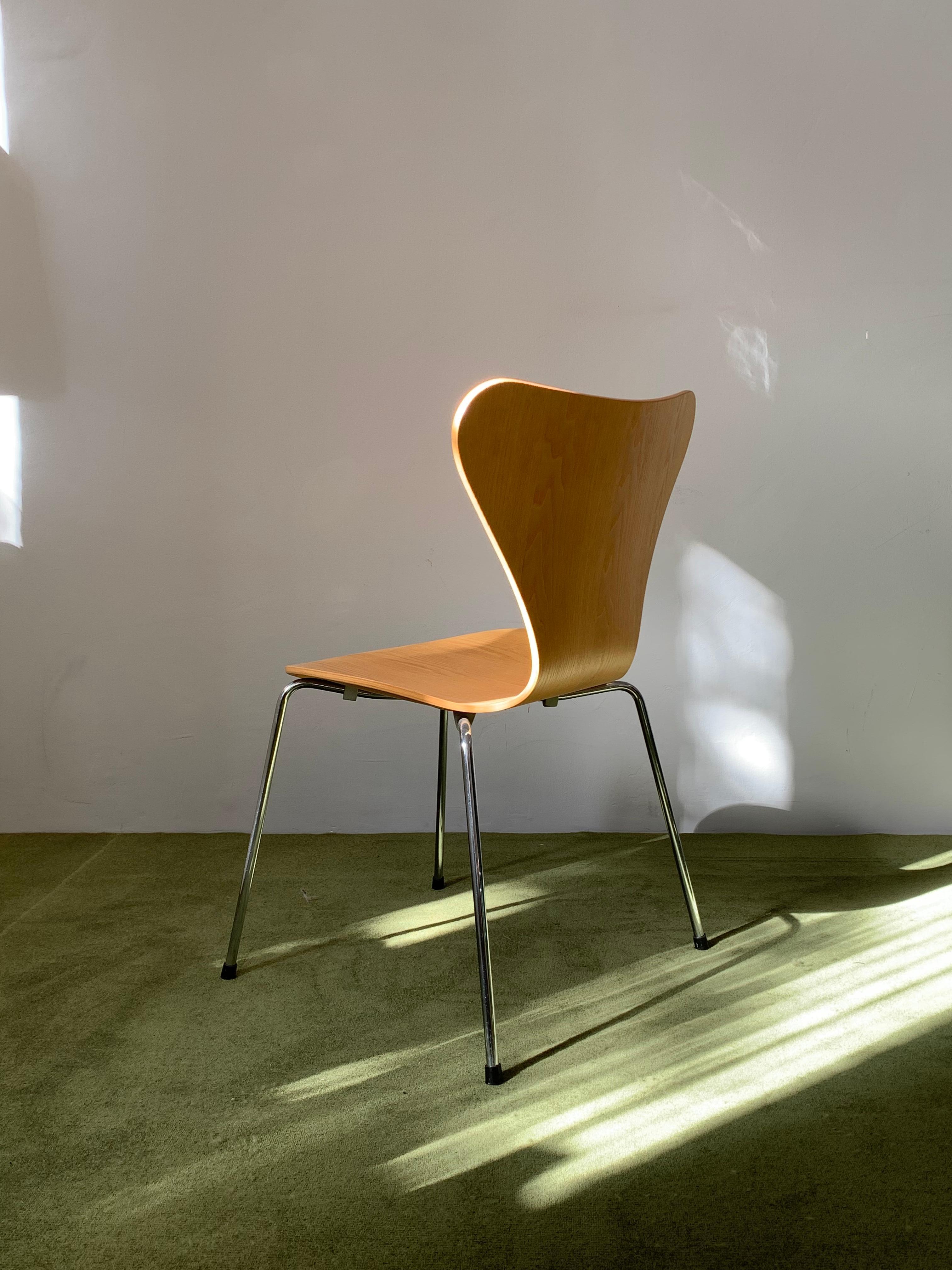 Arne Jacobsen for Fritz Hansen Series 7 Natural Plywood 3017 Chair For Sale 2