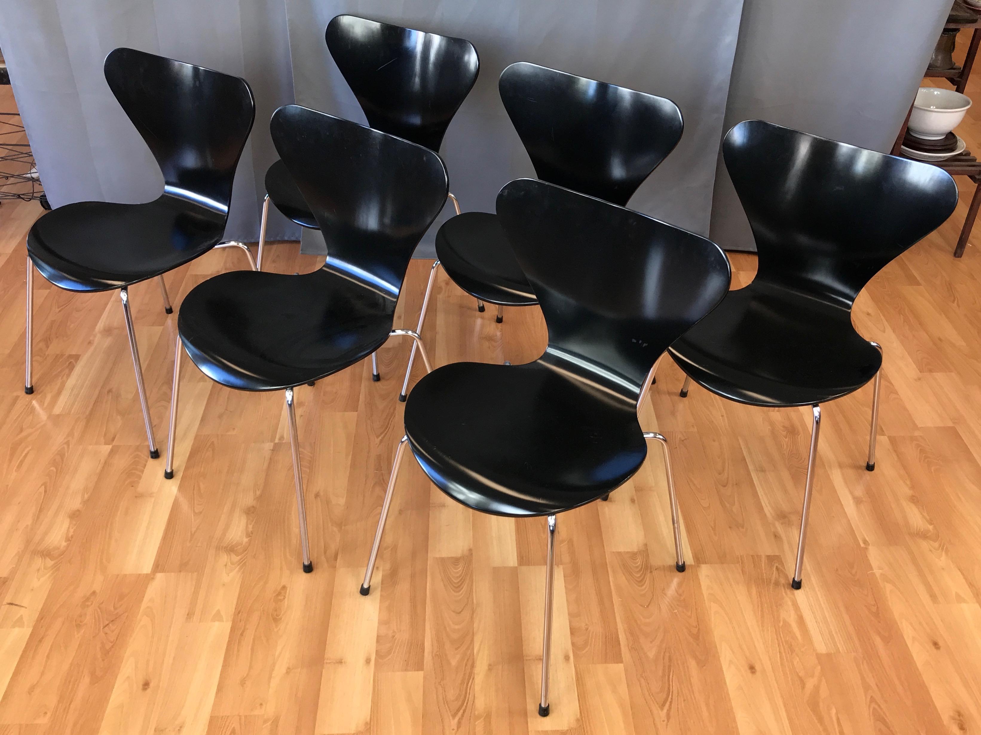 A set of six Series 7 Model 3107 stackable black lacquered side chairs designed by Arne Jacobsen for Fritz Hansen.

Instantly iconic upon their introduction in 1955, with this particular set having been produced in the early 2000s. Comfortable