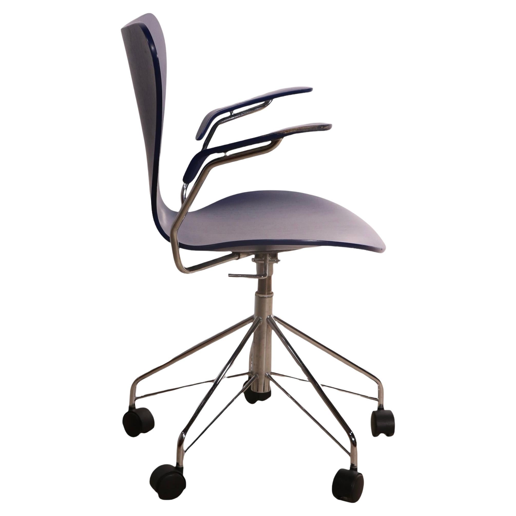Arne Jacobsen for Fritz Hansen Series 7 Swivel Arm Chair Ca. 1999