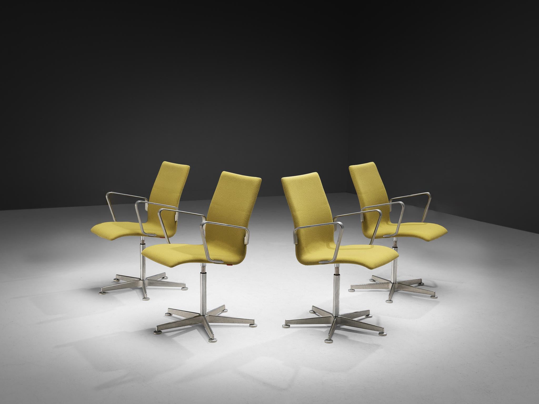 Arne Jacobsen per Fritz Hansen, set di quattro sedie 'Oxford', metallo, tessuto giallo, Danimarca, design 1965, produzione successiva

Queste classiche sedie per ufficio dirigenziali sono caratterizzate da uno schienale medio-alto (rispetto ai