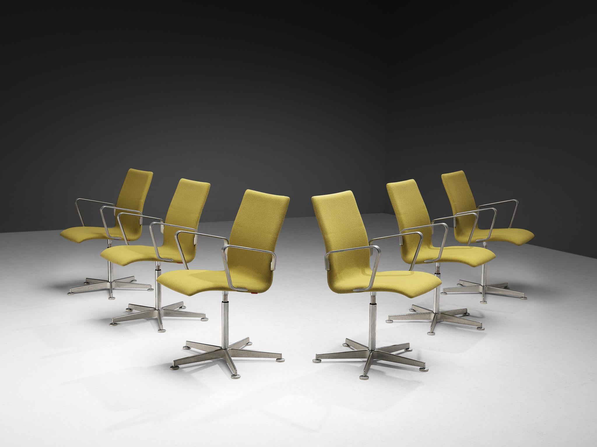 Arne Jacobsen per Fritz Hansen, set di sei sedie da scrivania 'Oxford', metallo, tessuto, Danimarca, design 1965, produzione successiva

Queste classiche sedie per ufficio dirigenziali sono caratterizzate da uno schienale medio-alto (rispetto ai