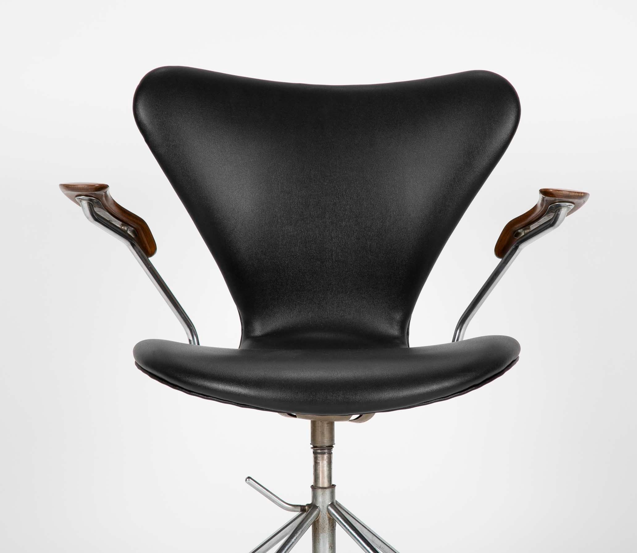 Arne Jacobsen (1902-1971), for Fritz Hansen Sevener desk chair model 3117 of steel, vinyl and molded plywood. Stamped. Denmark, circa 1950s.
