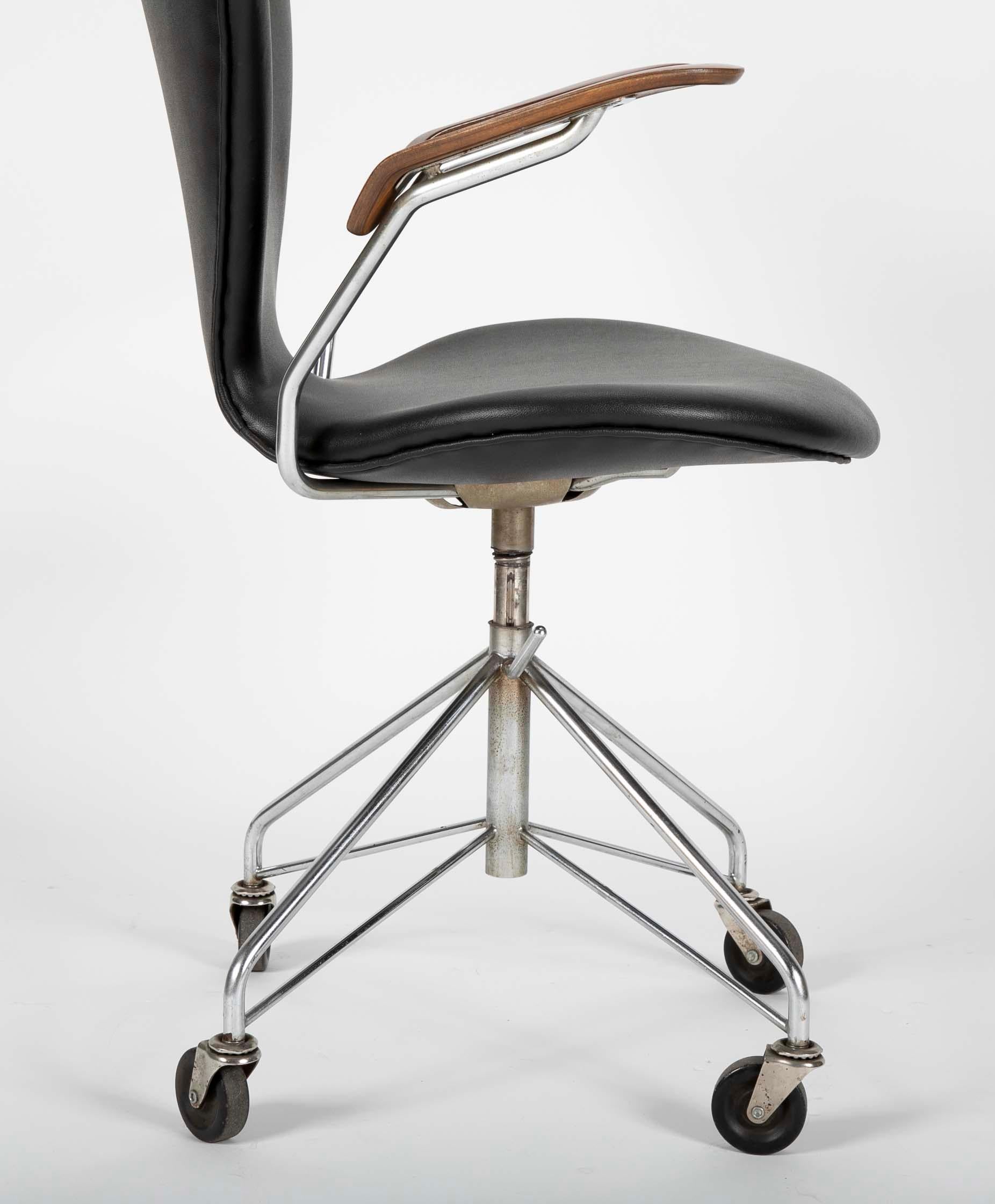Arne Jacobsen for Fritz Hansen Sevener Desk Chair Model 3117 In Good Condition In Stamford, CT