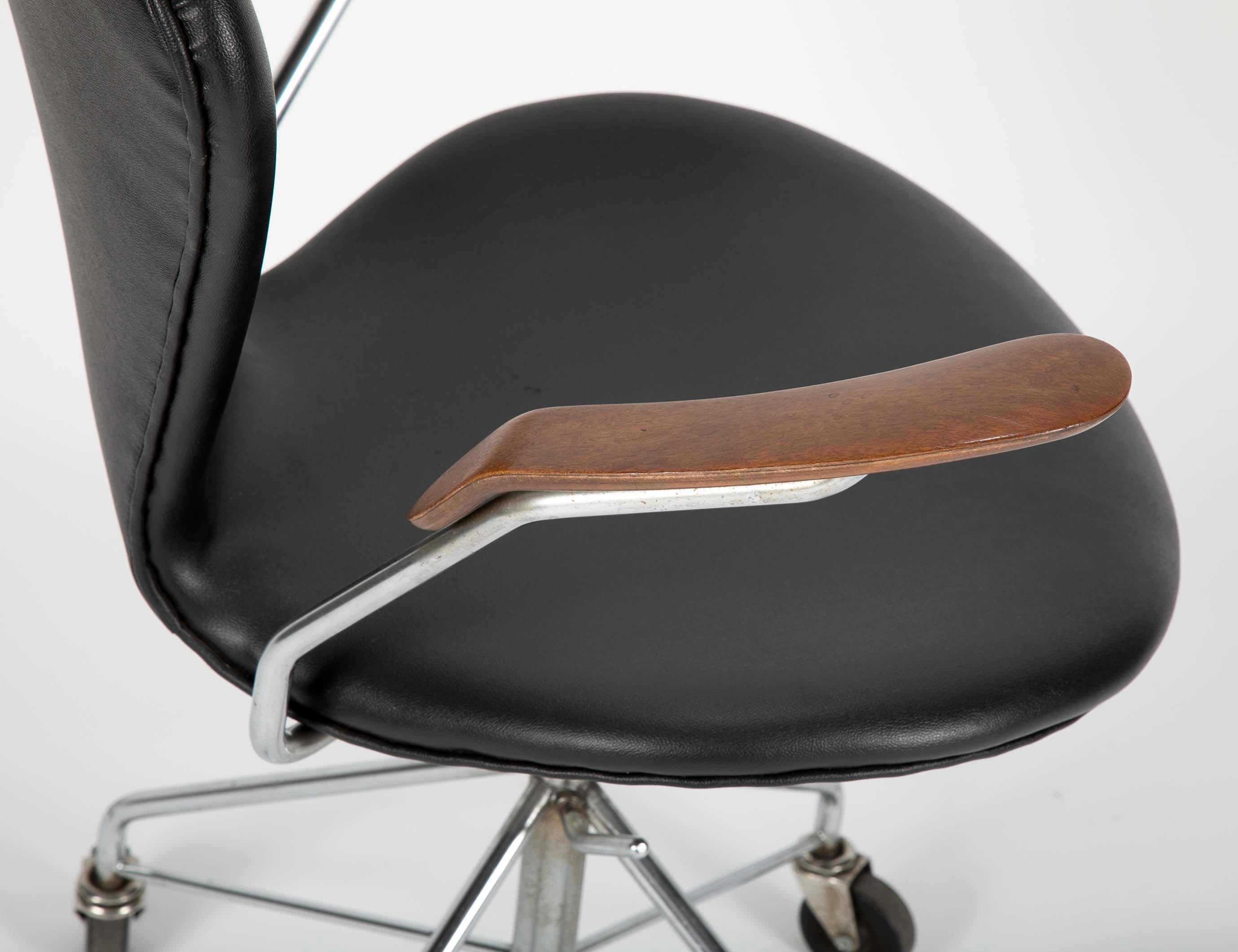 Mid-20th Century Arne Jacobsen for Fritz Hansen Sevener Desk Chair Model 3117