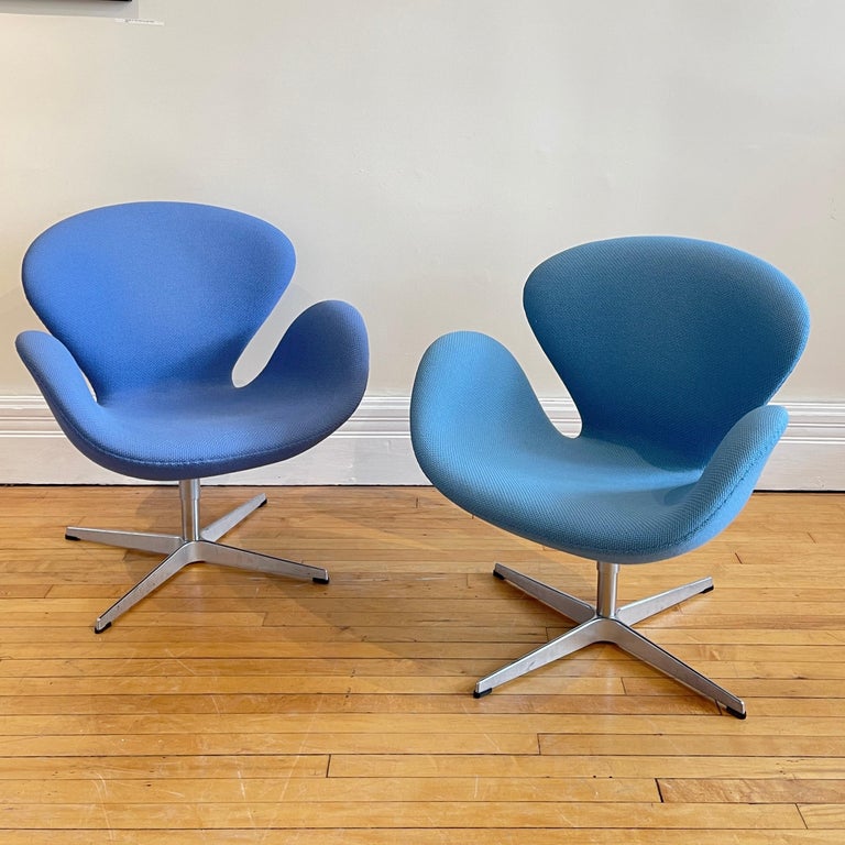 Arne Jacobsen for Fritz Hansen Swan Chair in Blue For Sale 2