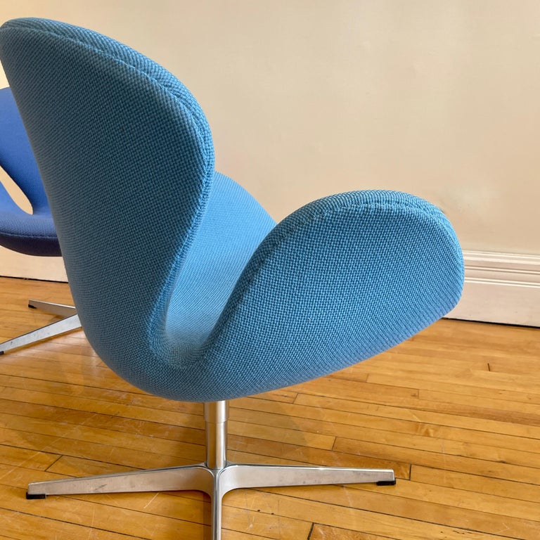 Mid-Century Modern Arne Jacobsen for Fritz Hansen Swan Chair in Blue For Sale