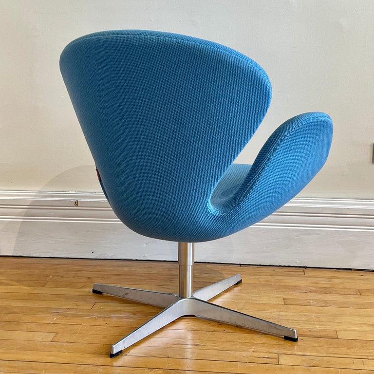 Polished Arne Jacobsen for Fritz Hansen Swan Chair in Blue For Sale