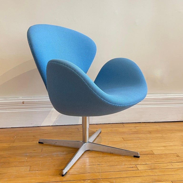 Arne Jacobsen for Fritz Hansen Swan Chair in Blue In Good Condition For Sale In Hudson, NY