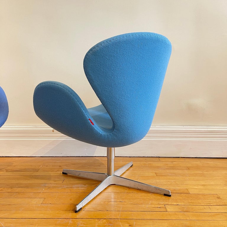 20th Century Arne Jacobsen for Fritz Hansen Swan Chair in Blue For Sale